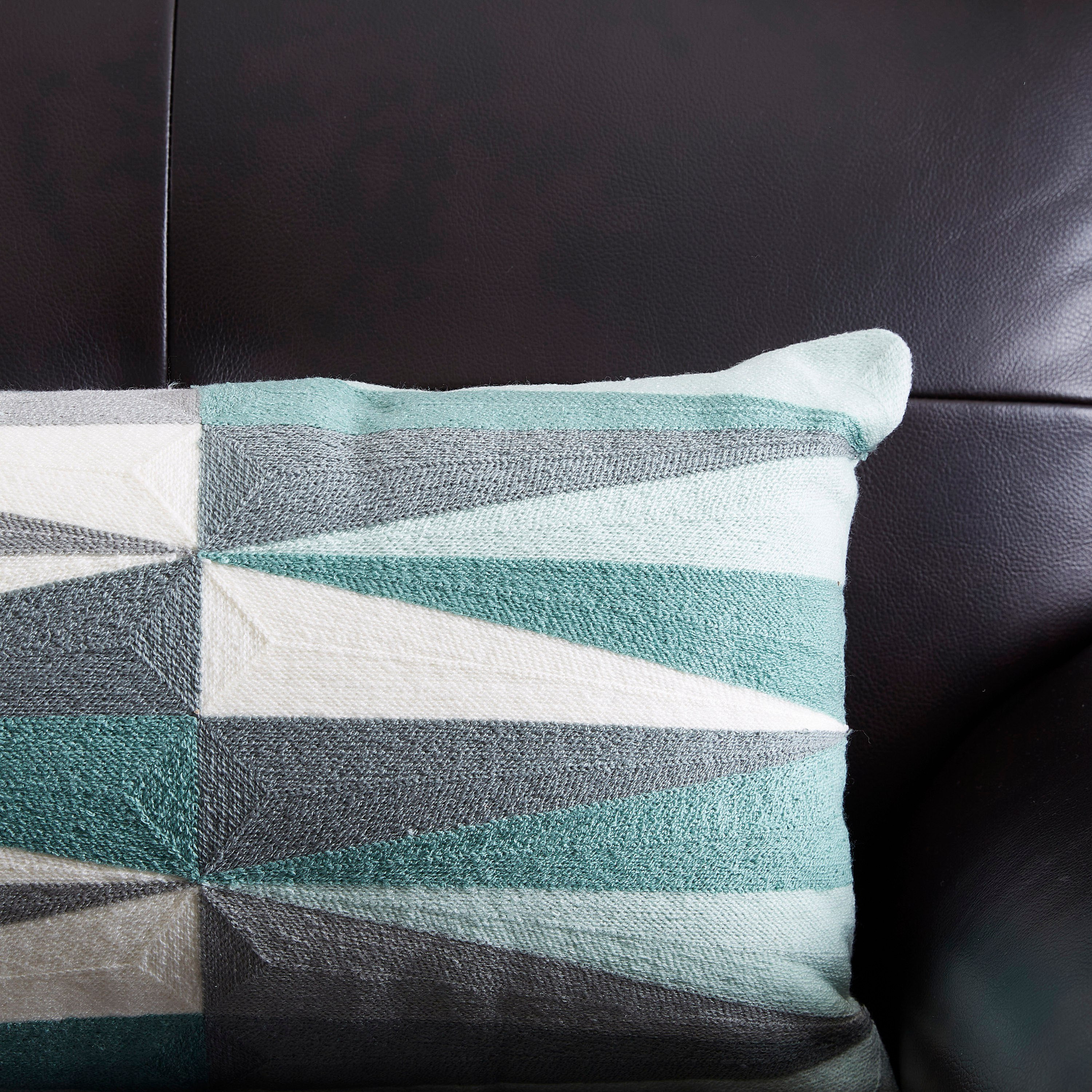 وسادة محشوة قطنيَة مطرّزة من سكاندي أودين- 30x50 سم-hbxlivingroom-furnishings-cushionsandcovers-filledcushions-image-2
