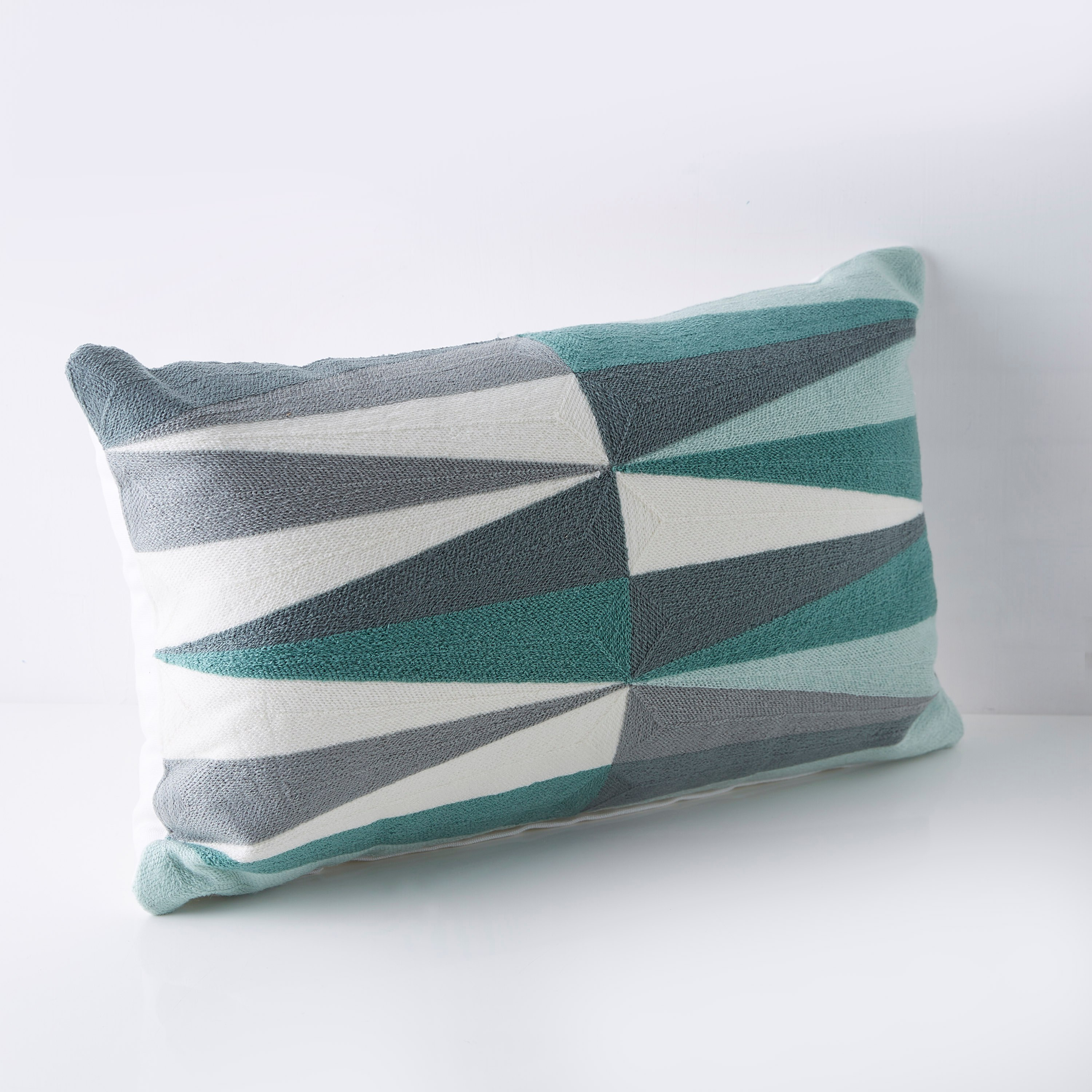 وسادة محشوة قطنيَة مطرّزة من سكاندي أودين- 30x50 سم-hbxlivingroom-furnishings-cushionsandcovers-filledcushions-image-4