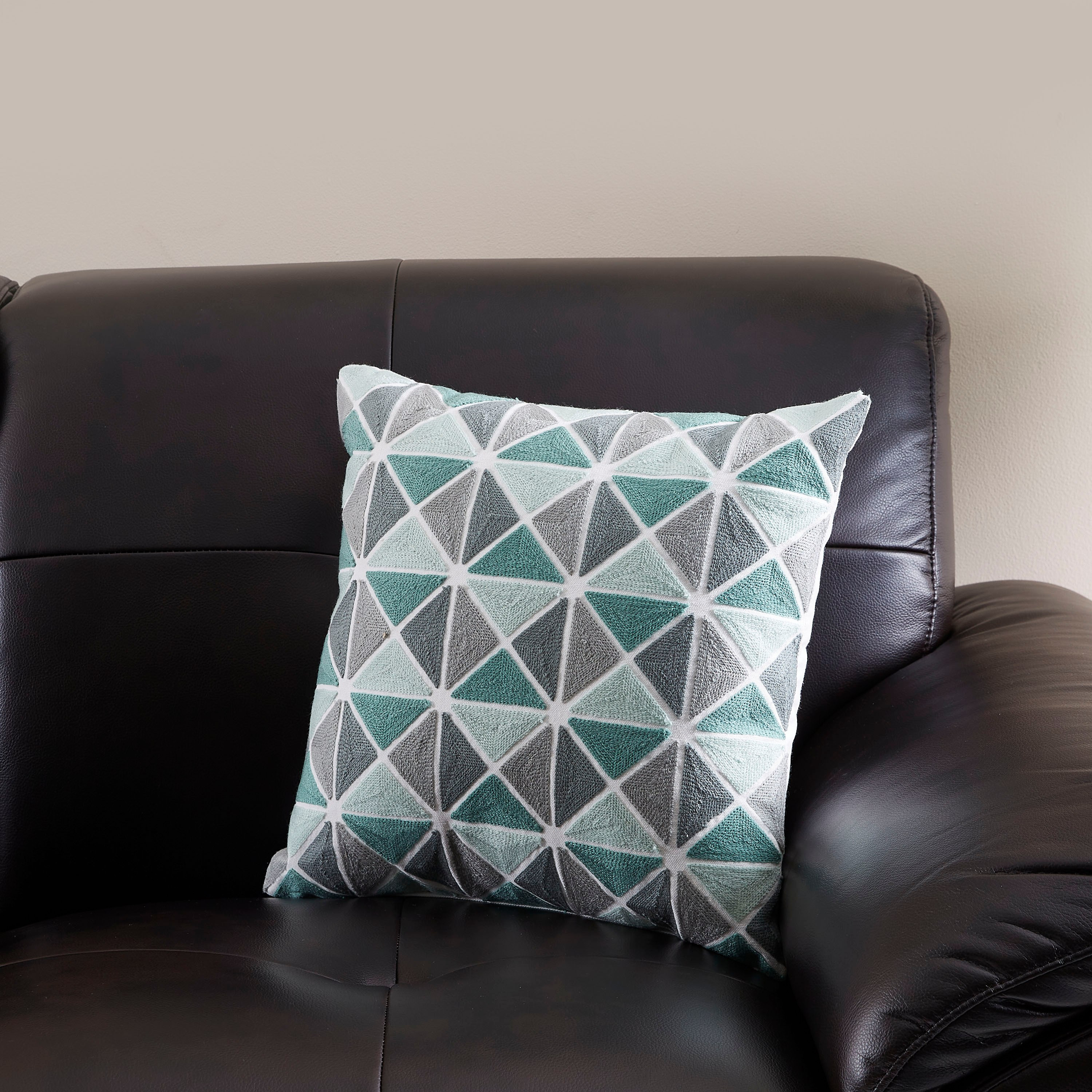 وسادة محشوة قطنيَة مطرّزة من سكاندي كاسبر- 40x40 سم-hbxlivingroom-furnishings-cushionsandcovers-filledcushions-image-1