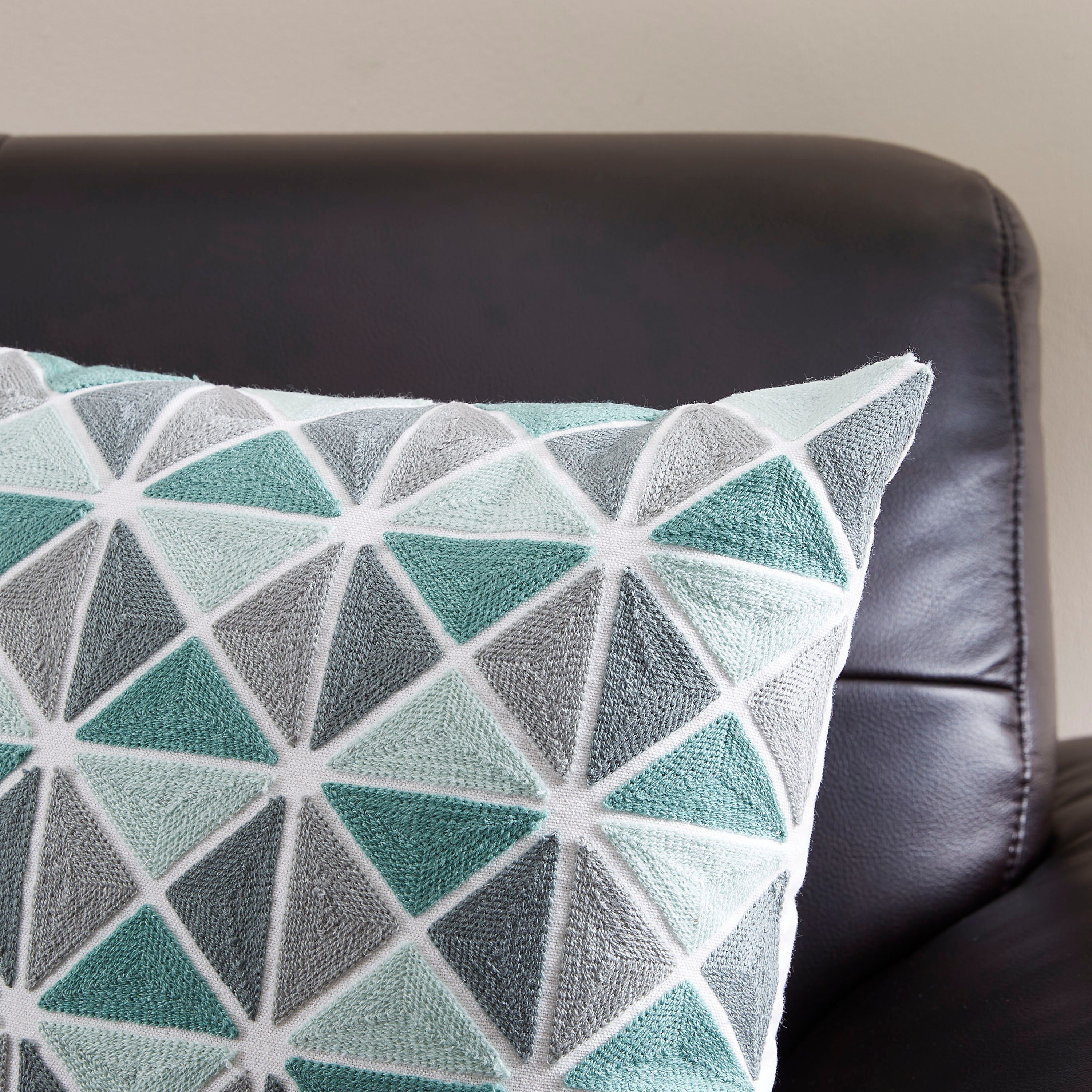 وسادة محشوة قطنيَة مطرّزة من سكاندي كاسبر- 40x40 سم-hbxlivingroom-furnishings-cushionsandcovers-filledcushions-image-2