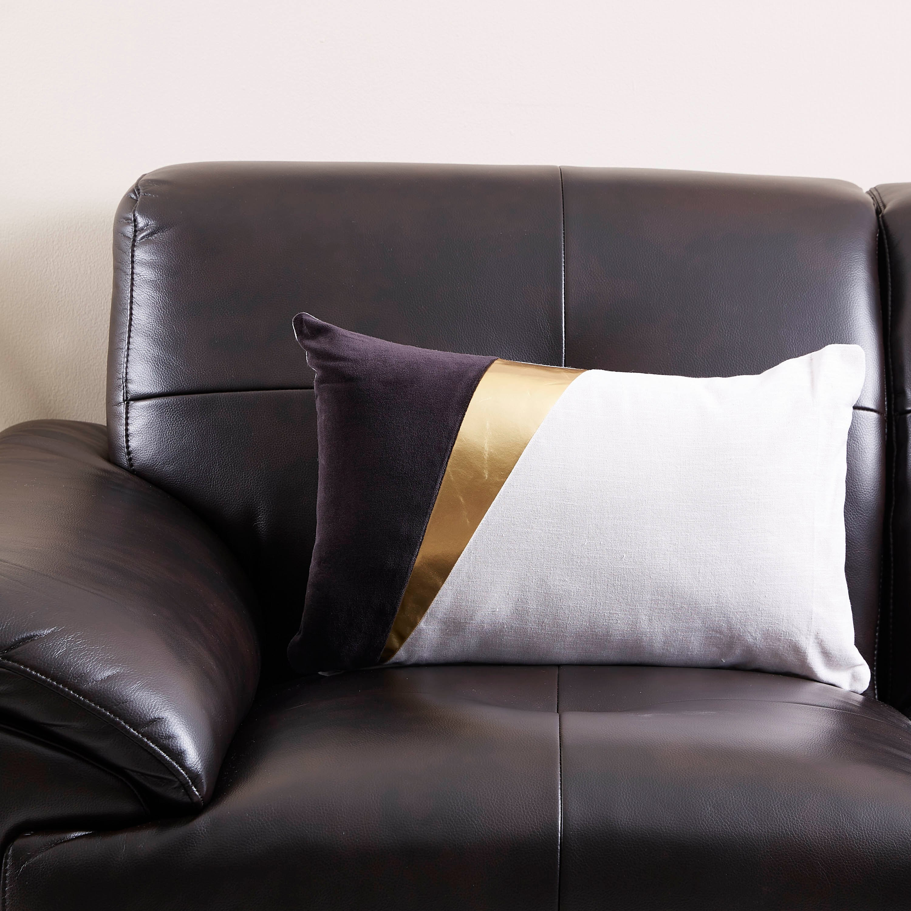وسادة محشوة بتصاميم متداخلة من ارتديكوجيومي - 30x50 سم-hbxlivingroom-furnishings-cushionsandcovers-filledcushions-image-1