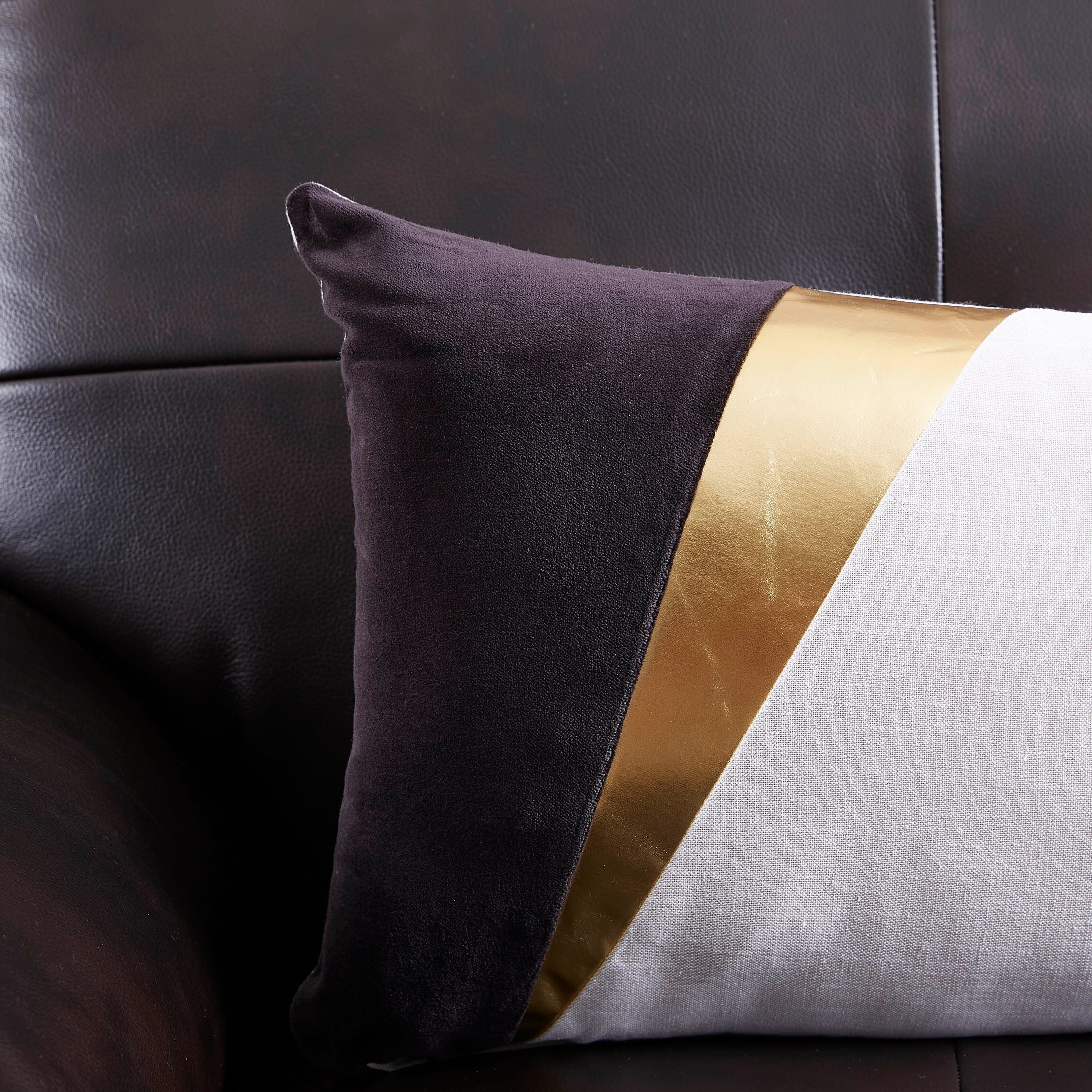 وسادة محشوة بتصاميم متداخلة من ارتديكوجيومي - 30x50 سم-hbxlivingroom-furnishings-cushionsandcovers-filledcushions-image-2