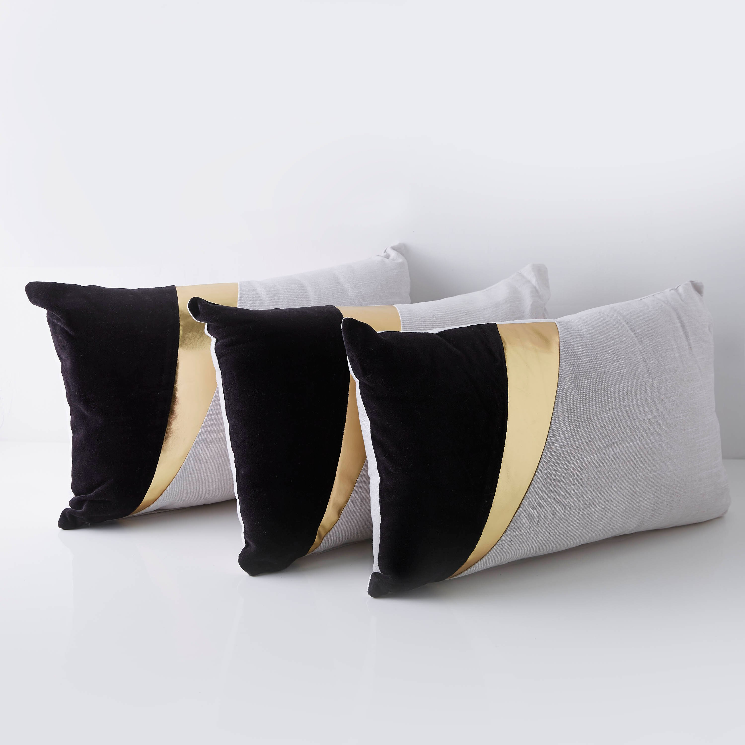 وسادة محشوة بتصاميم متداخلة من ارتديكوجيومي - 30x50 سم-hbxlivingroom-furnishings-cushionsandcovers-filledcushions-image-4