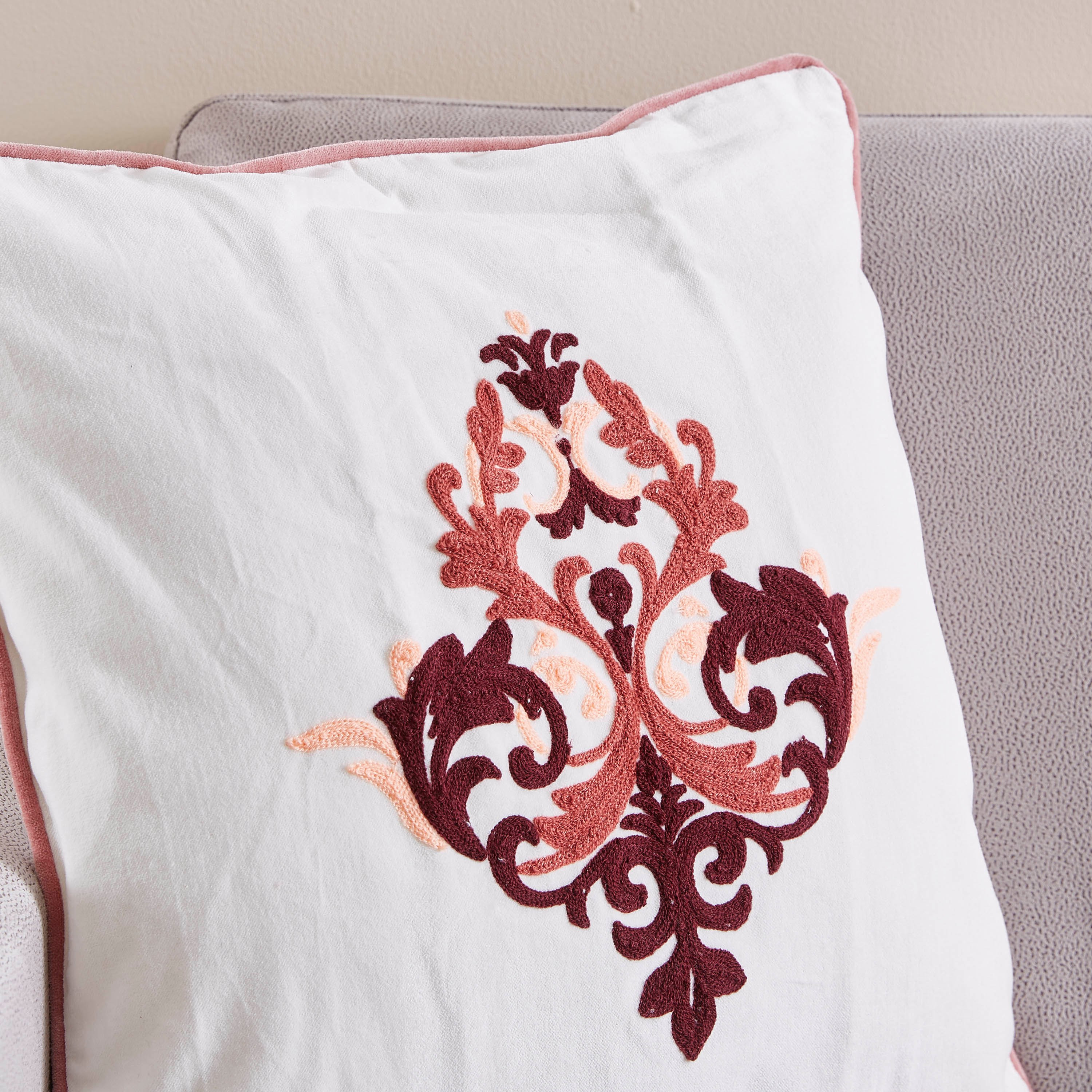 غطاء وسادة مخملية قطن مطرّزة من بوتيك مورين- 45x45 سم-hbxhomeware-cushionsandcovers-cushioncovers-image-2