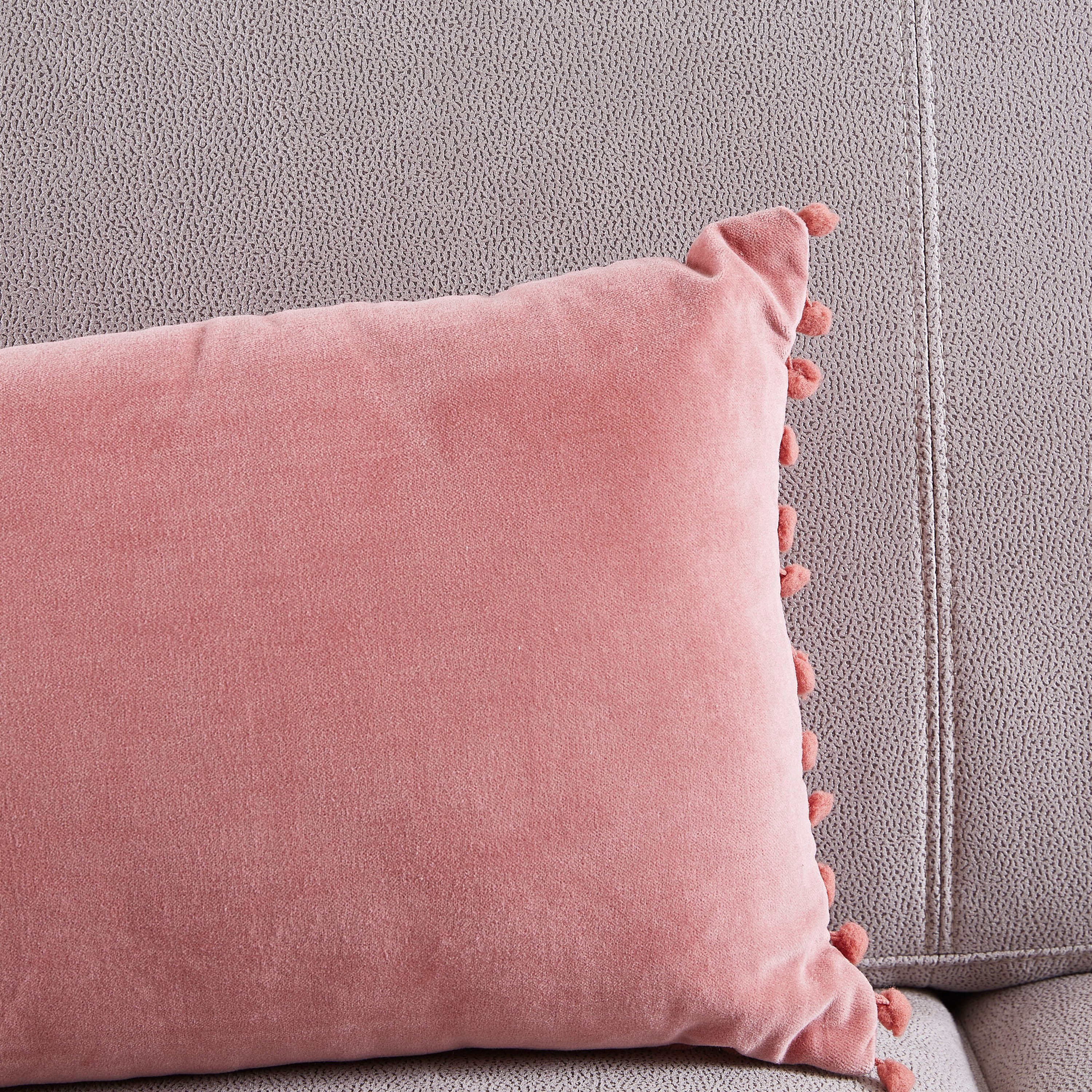 وسادة محشوة قطنية مخملية بتفاصيل بوم بوم من بوتيك كلاوديا - 30x50 سم-hbxlivingroom-furnishings-cushionsandcovers-filledcushions-image-2