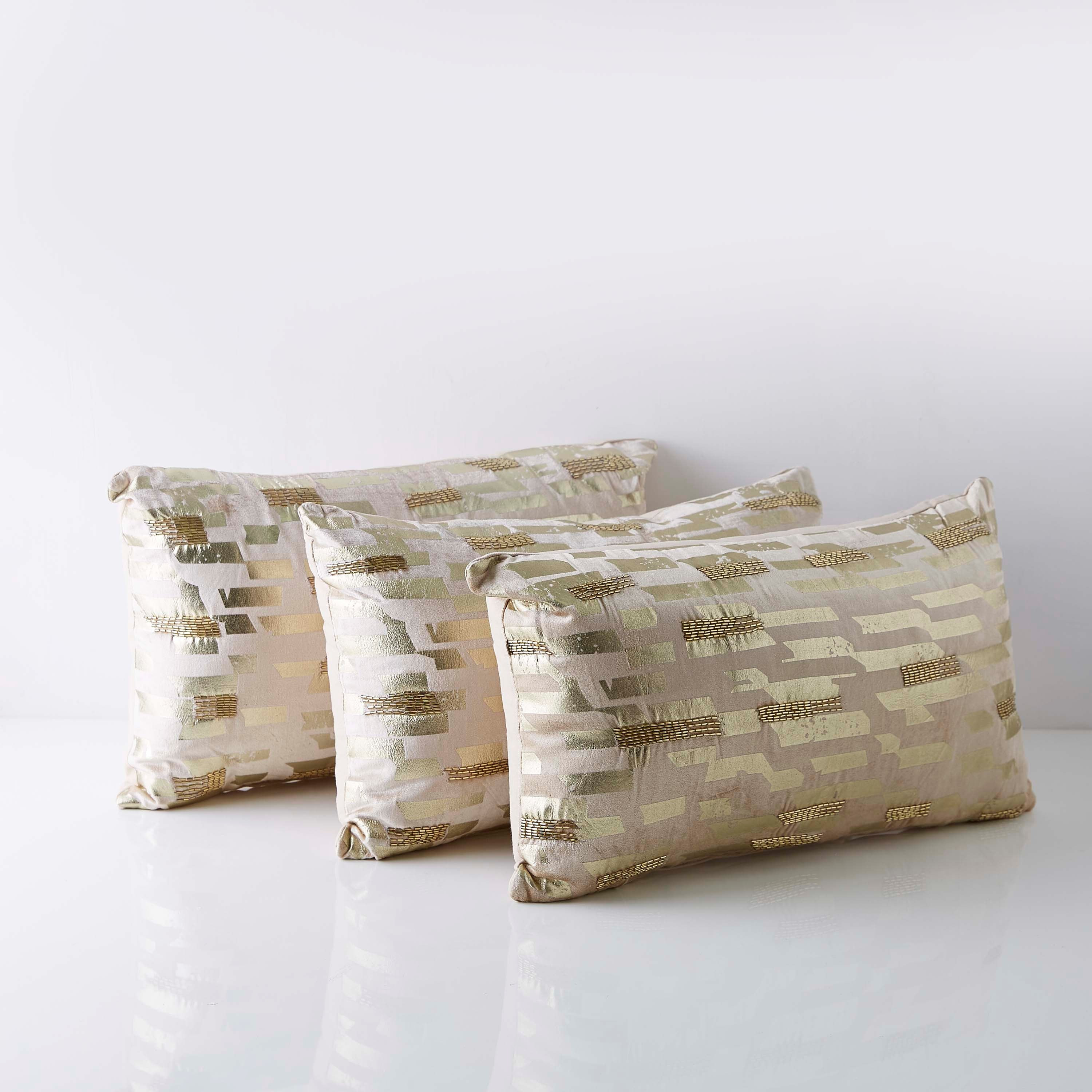وسادة محشوة مخملية مطرّزة من بوتيك تورين- 30x50 سم-hbxlivingroom-furnishings-cushionsandcovers-filledcushions-image-4