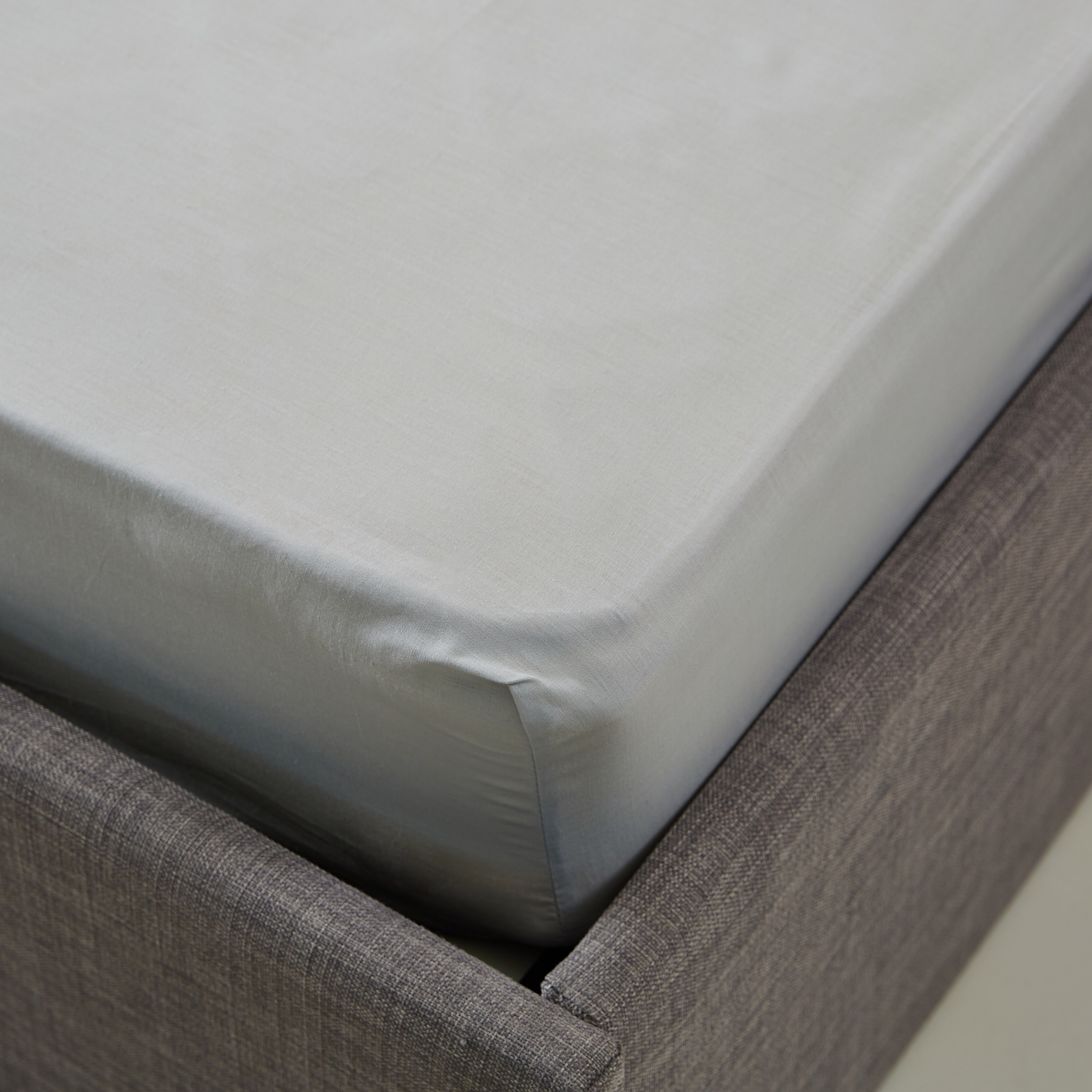 Bristol Solid Polycotton King Size Fitted Sheet - 180x200 cm-hbxhomeware-hbxbedroom-image-3