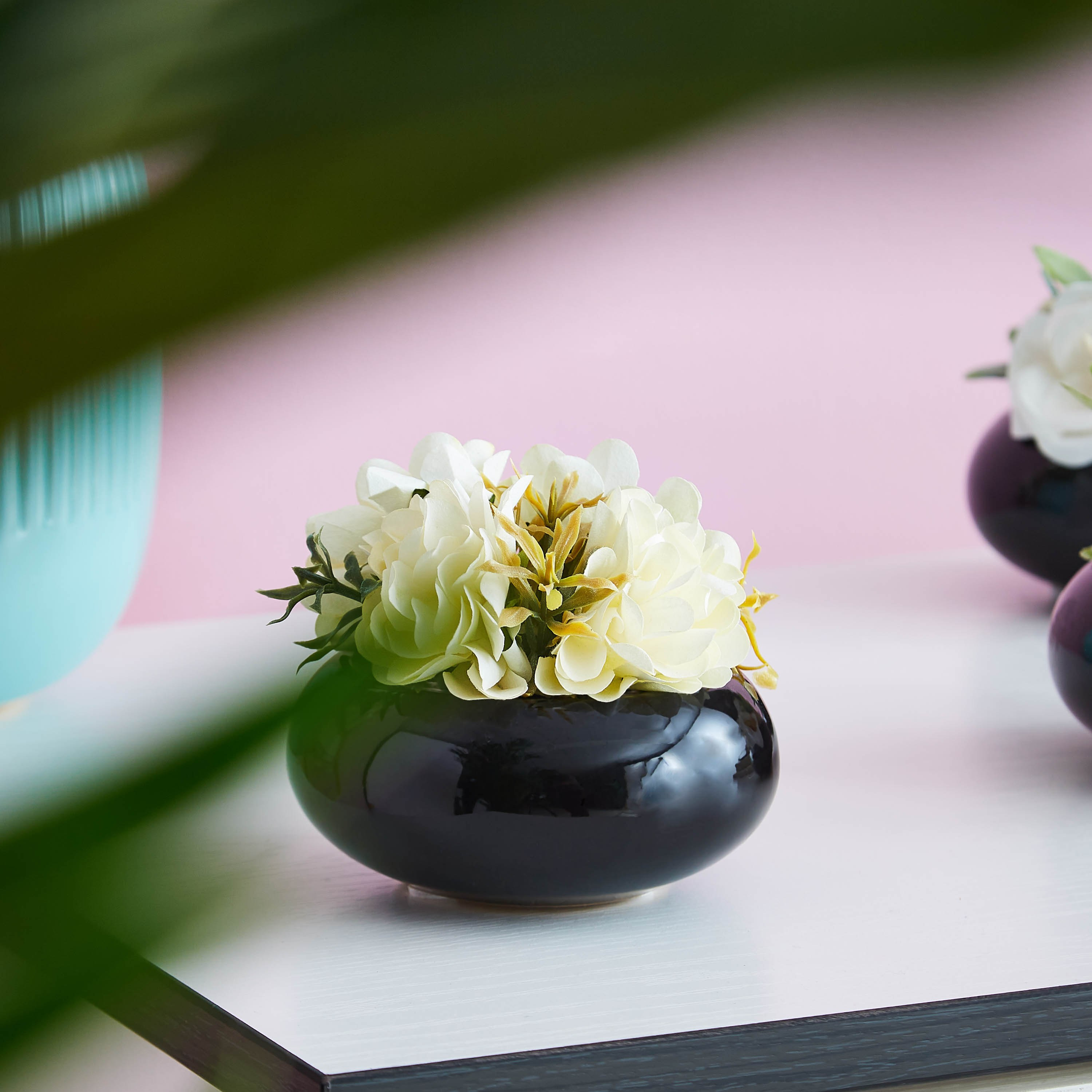 زهور برين في مزهرية سيراميك-hbxdecorandfurnishings-homeaccessories-artificialflowersandplants-image-1