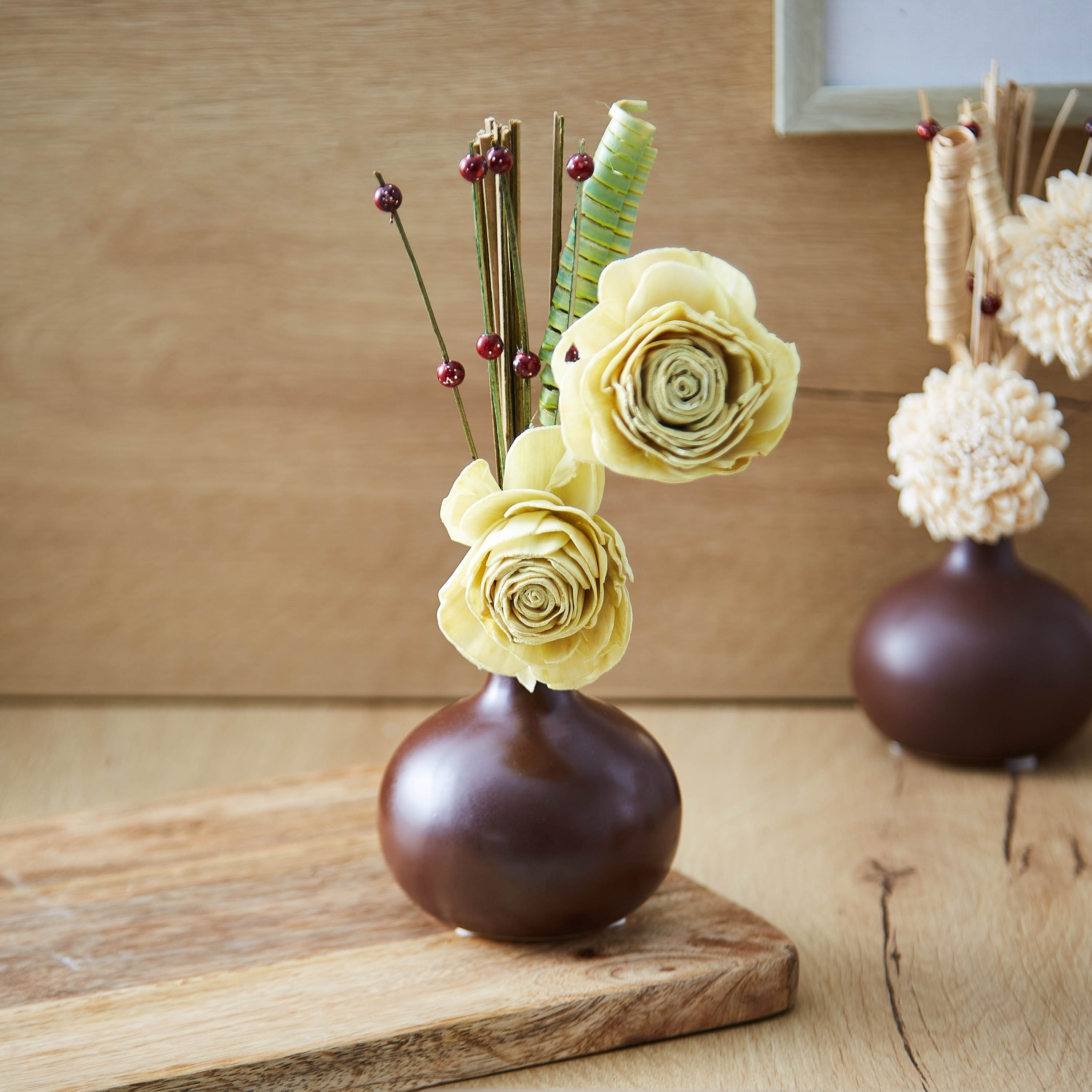 زهور برين في مزهرية سيراميك-hbxdecorandfurnishings-homeaccessories-artificialflowersandplants-image-1