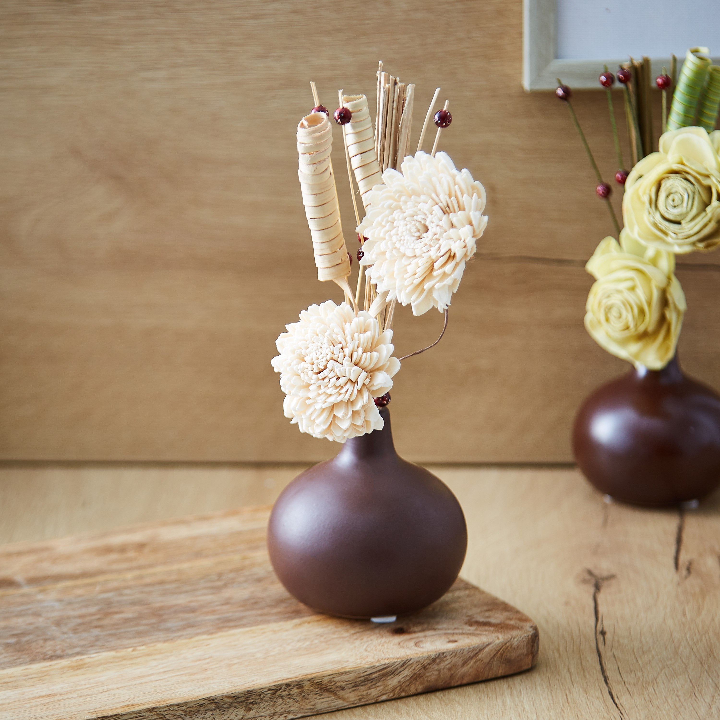 صحبة زهور في مزهرية سيراميك من برين - 23 سم-hbxdecorandfurnishings-homeaccessories-artificialflowersandplants-image-1