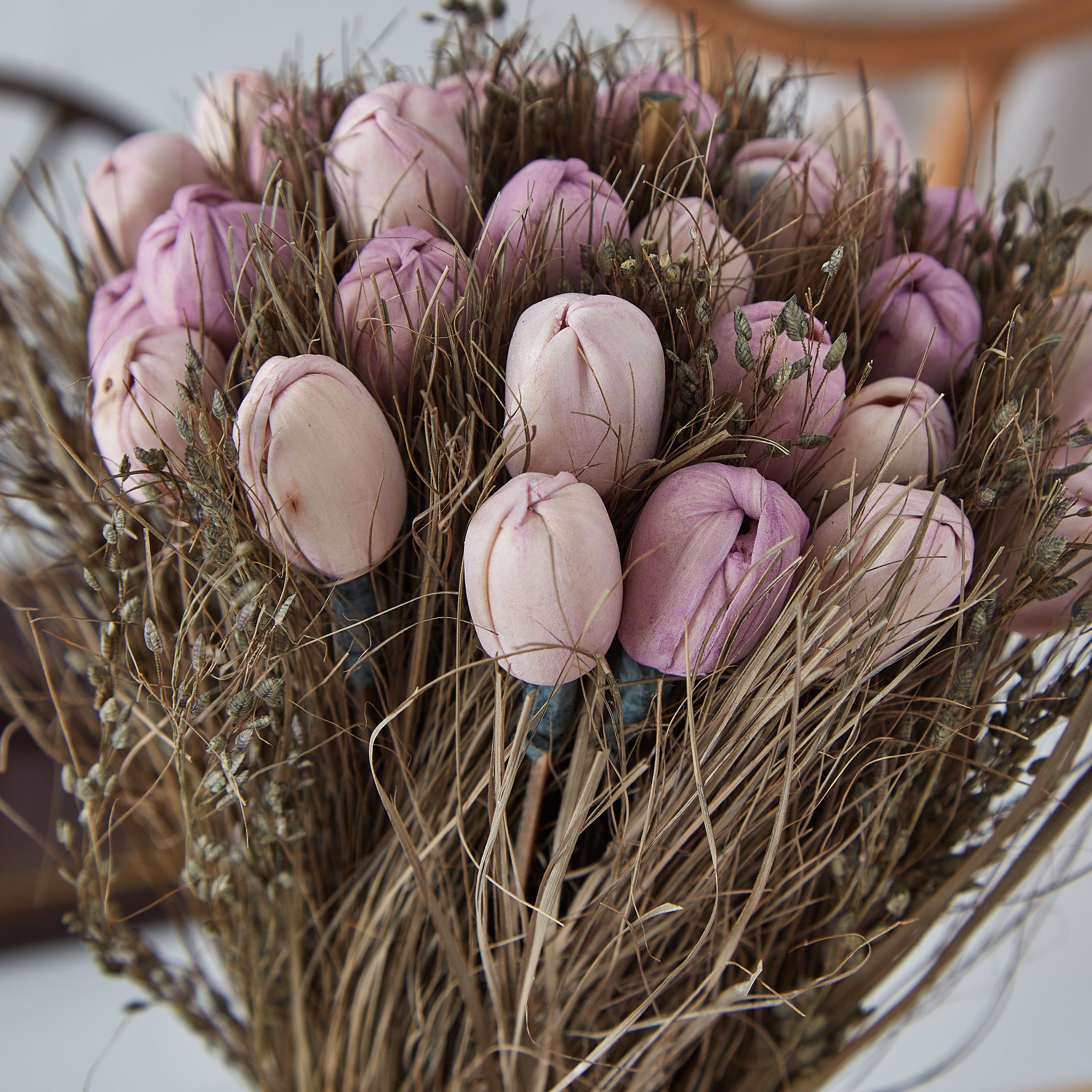 تشكيلة أزهار توليب مجفّفة في إصيص زجاجي من إتنا - 22 سم-hbxdecorandfurnishings-homeaccessories-artificialflowersandplants-image-2