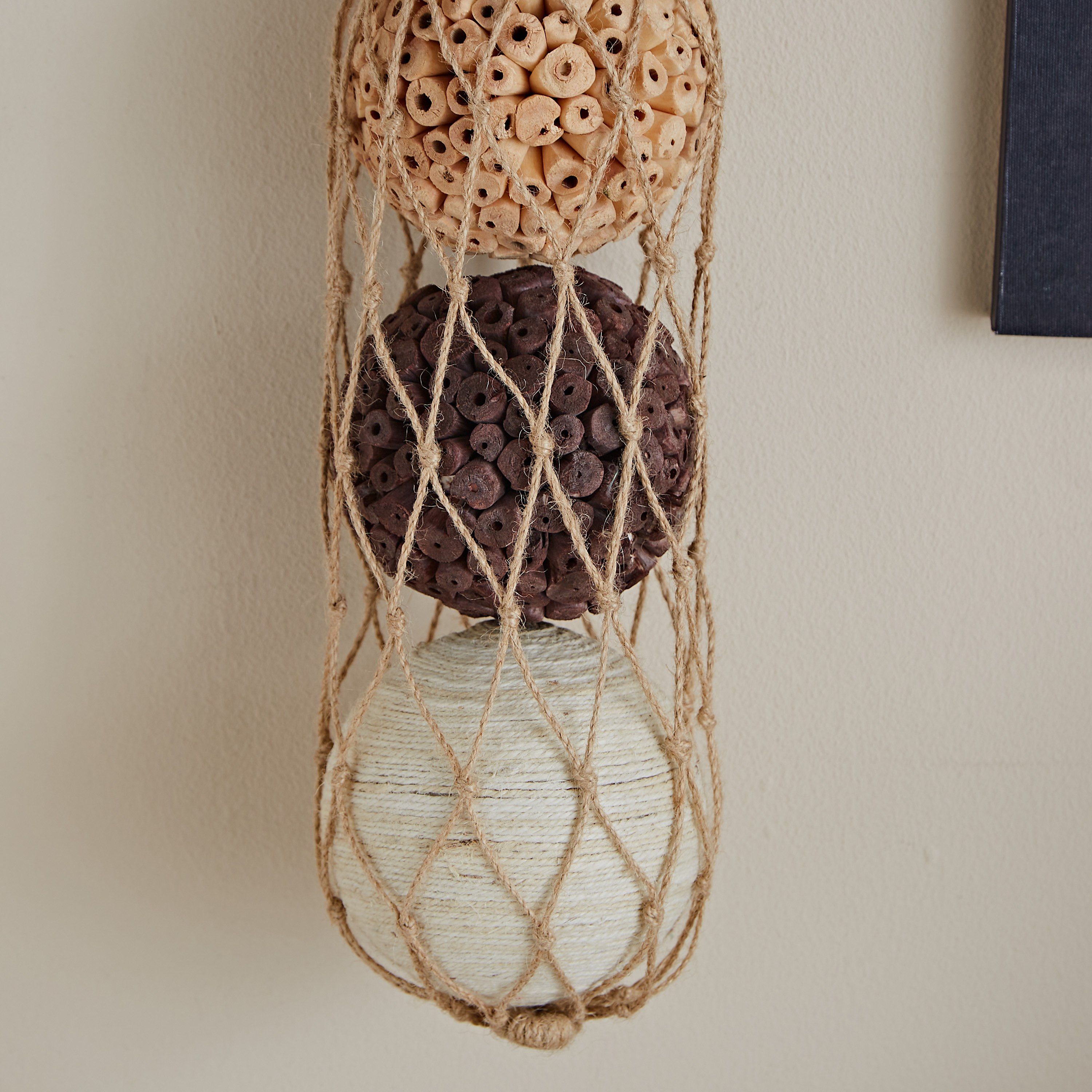 كرات في شبكة جوت من بروك- مجموعة من 3 قطع-hbxdecorandfurnishings-homeaccessories-artificialflowersandplants-image-2