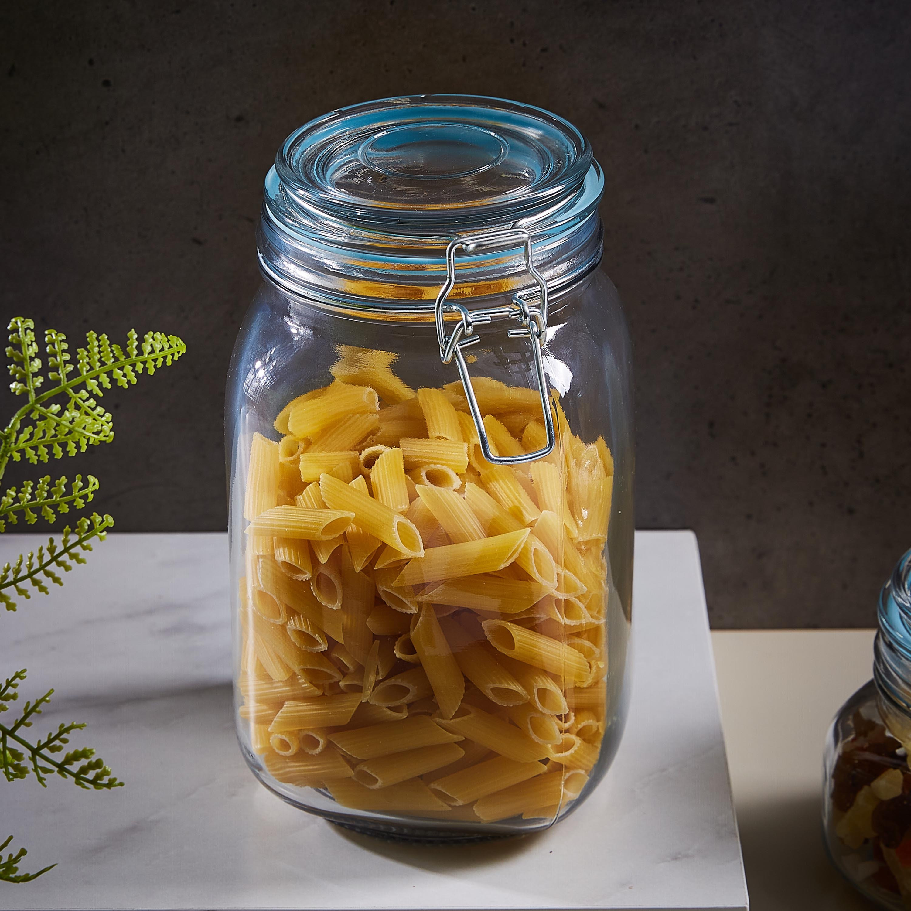 حاوية زجاجيّة مربّعة بمشبك إغلاق - 1.5 لتر-hbxhomeware-hbxkitchen-image-1