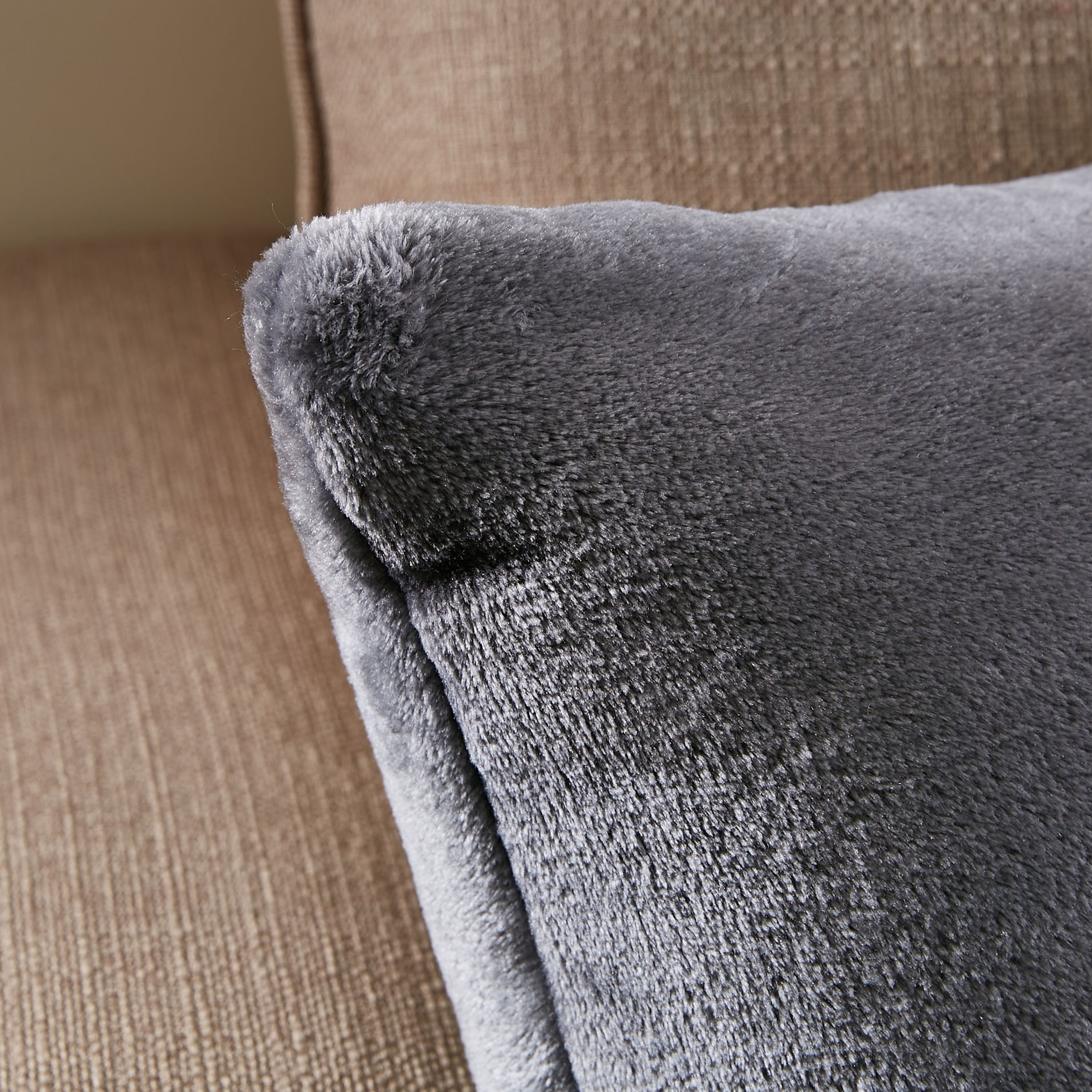 Lavish Filled Cushion - 45x45 cm-hbxlivingroom-furnishings-cushionsandcovers-filledcushions-image-2