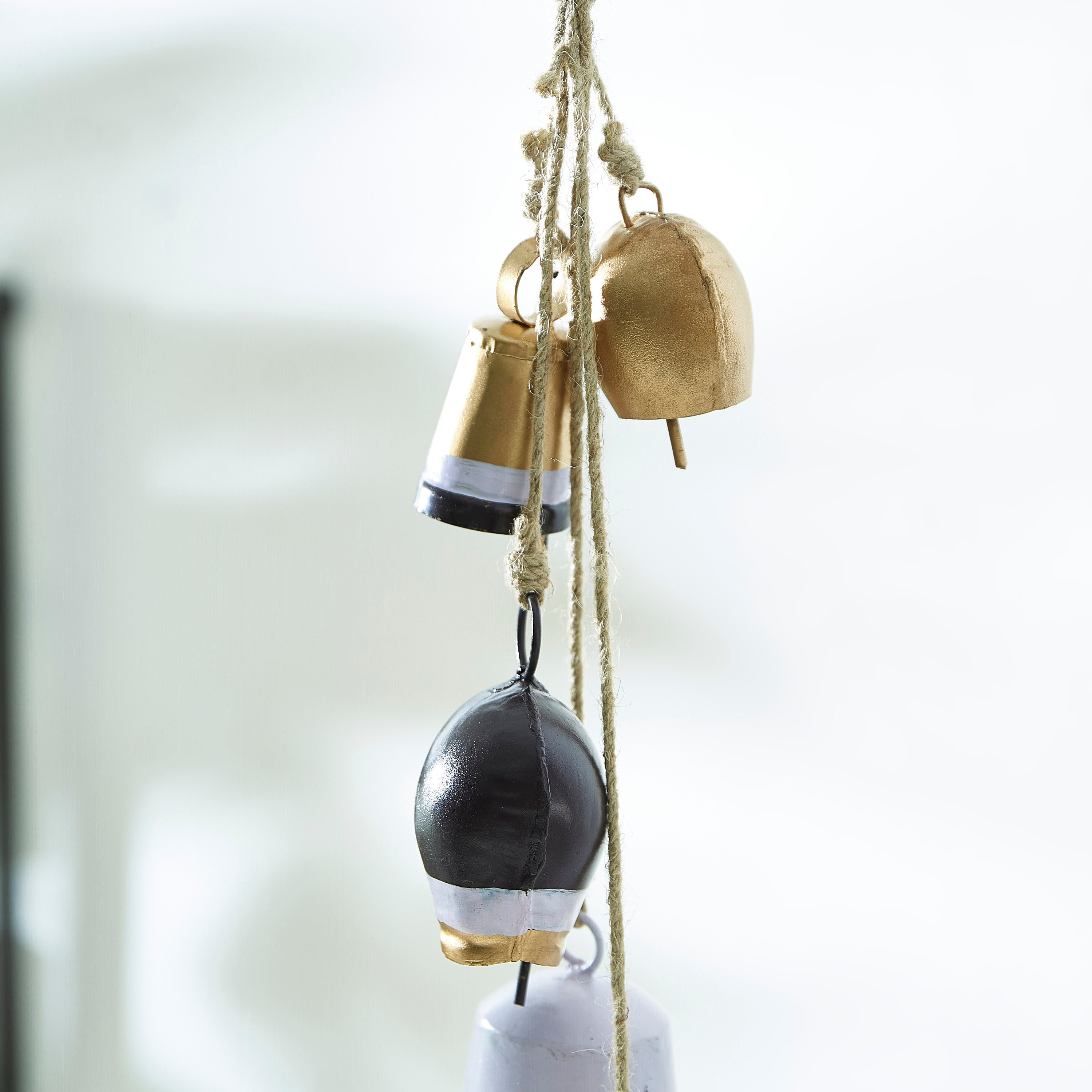 عنقود أجراس معدنية من 5 قطع من زهارا-hbxhomeware-homedecor-figurinesandornaments-image-2