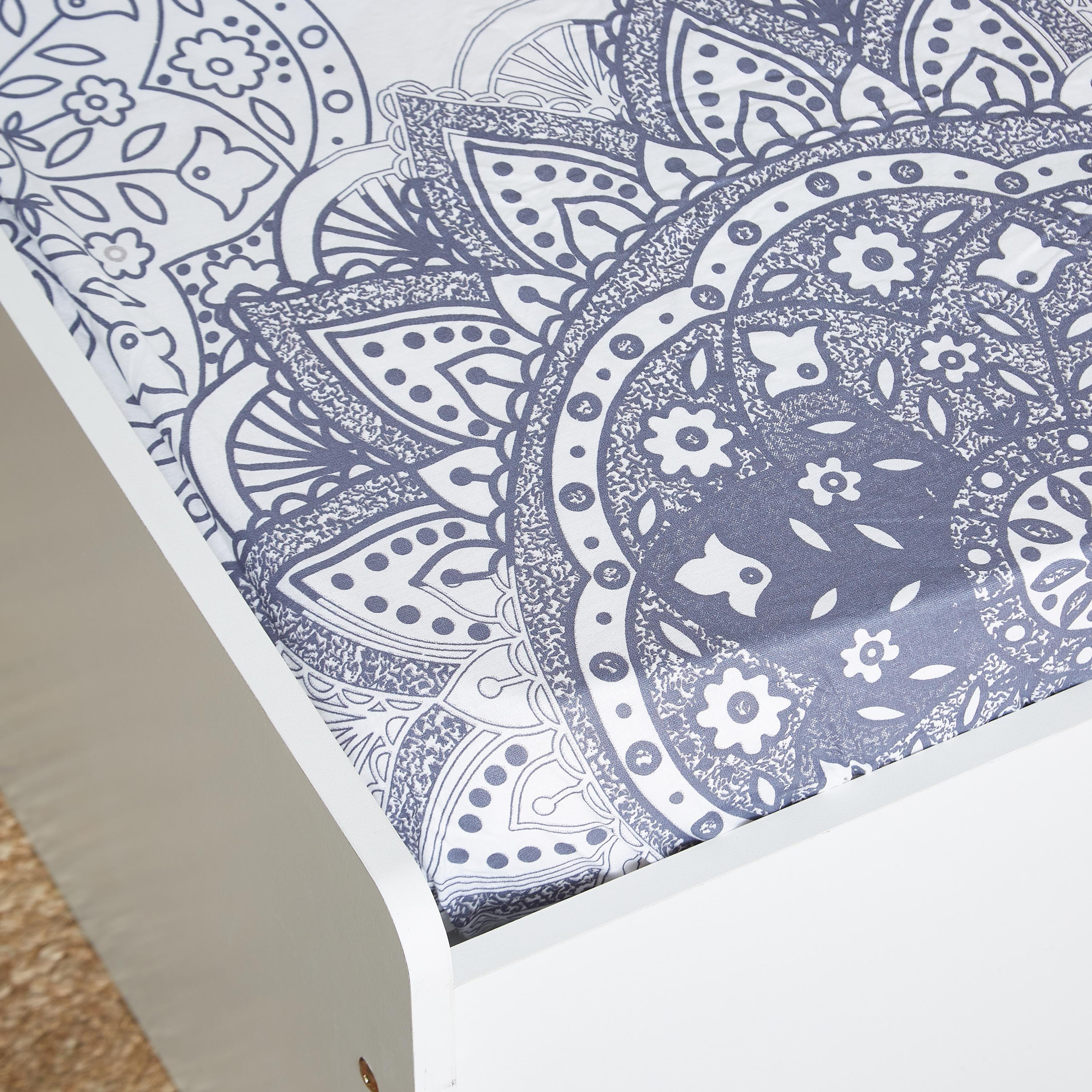 شرشف مطّاطي قطني فردي بطبعات من ميداليان - 90x200 سم-hbxhomeware-hbxbedroom-image-3