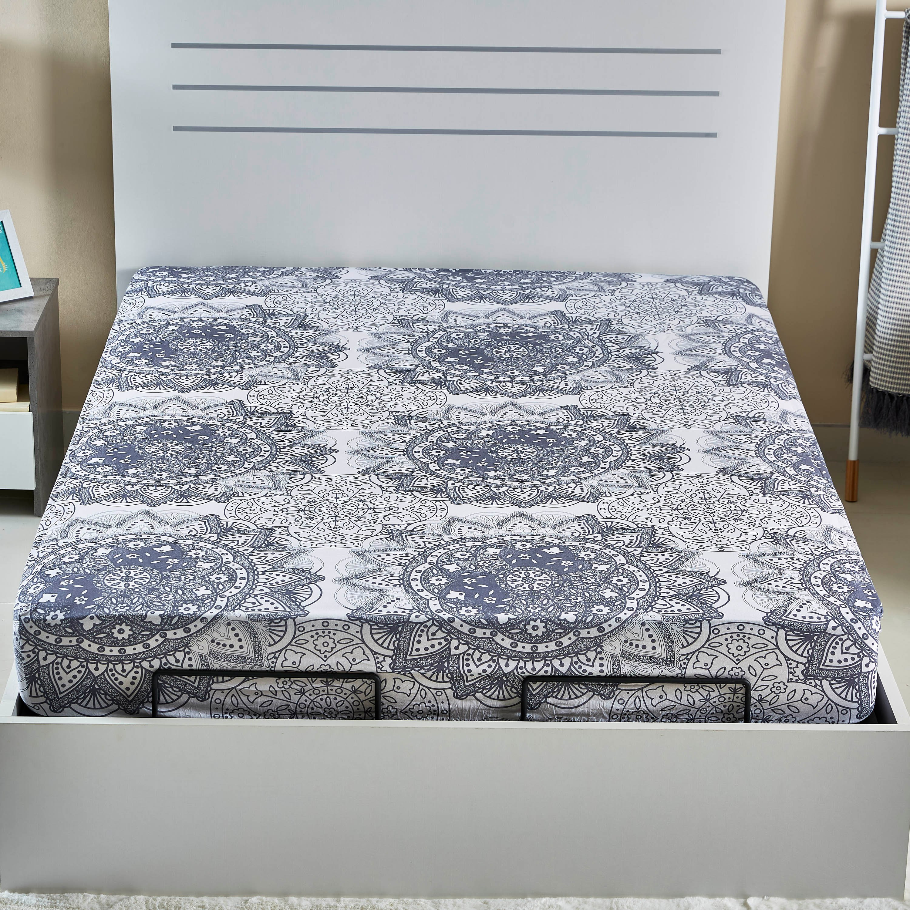 شرشف مطّاطي كوين قطني بطبعات منقوشة - 150X200 سم-hbxhomeware-hbxbedroom-image-2