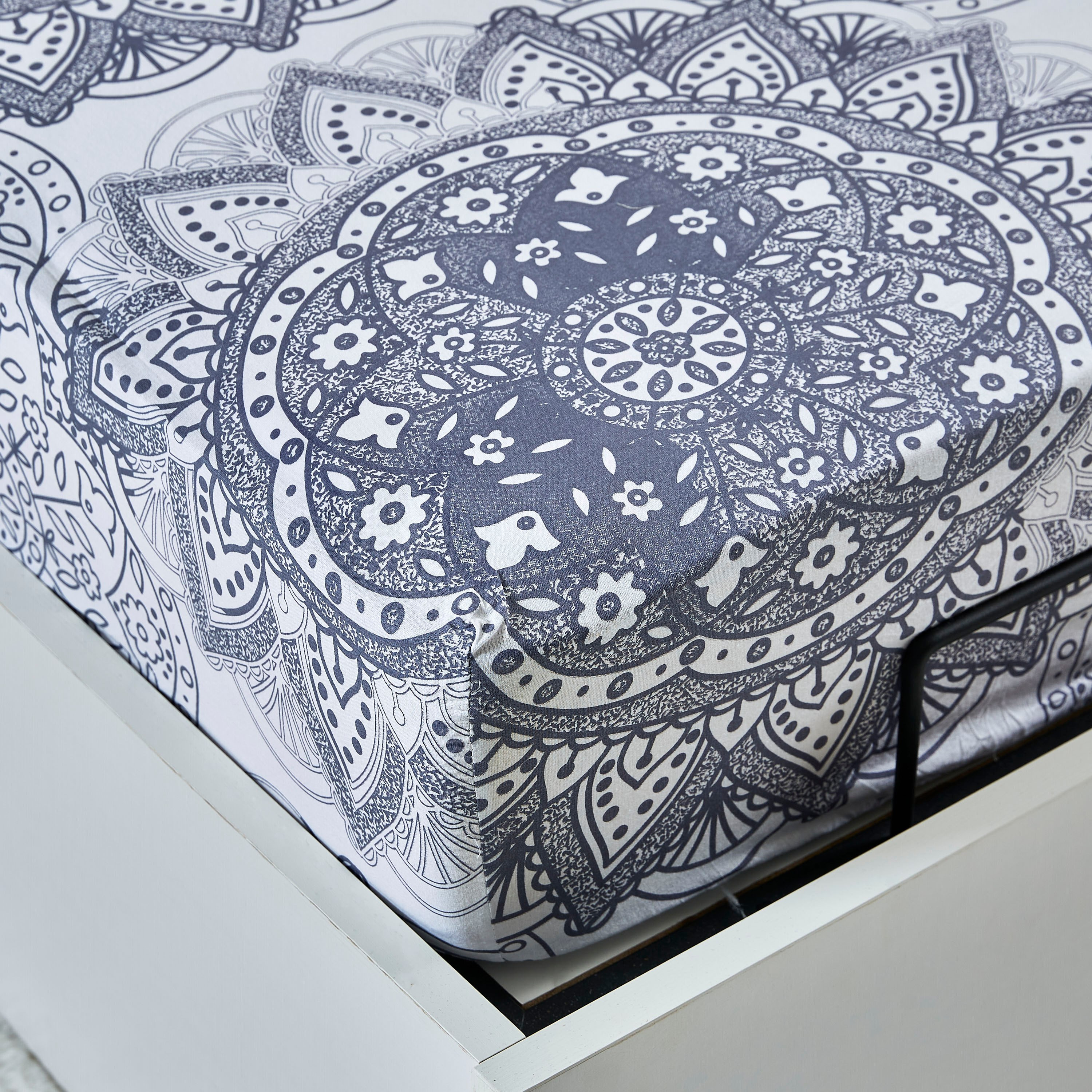 شرشف مطّاطي كوين قطني بطبعات منقوشة - 150X200 سم-hbxhomeware-hbxbedroom-image-4