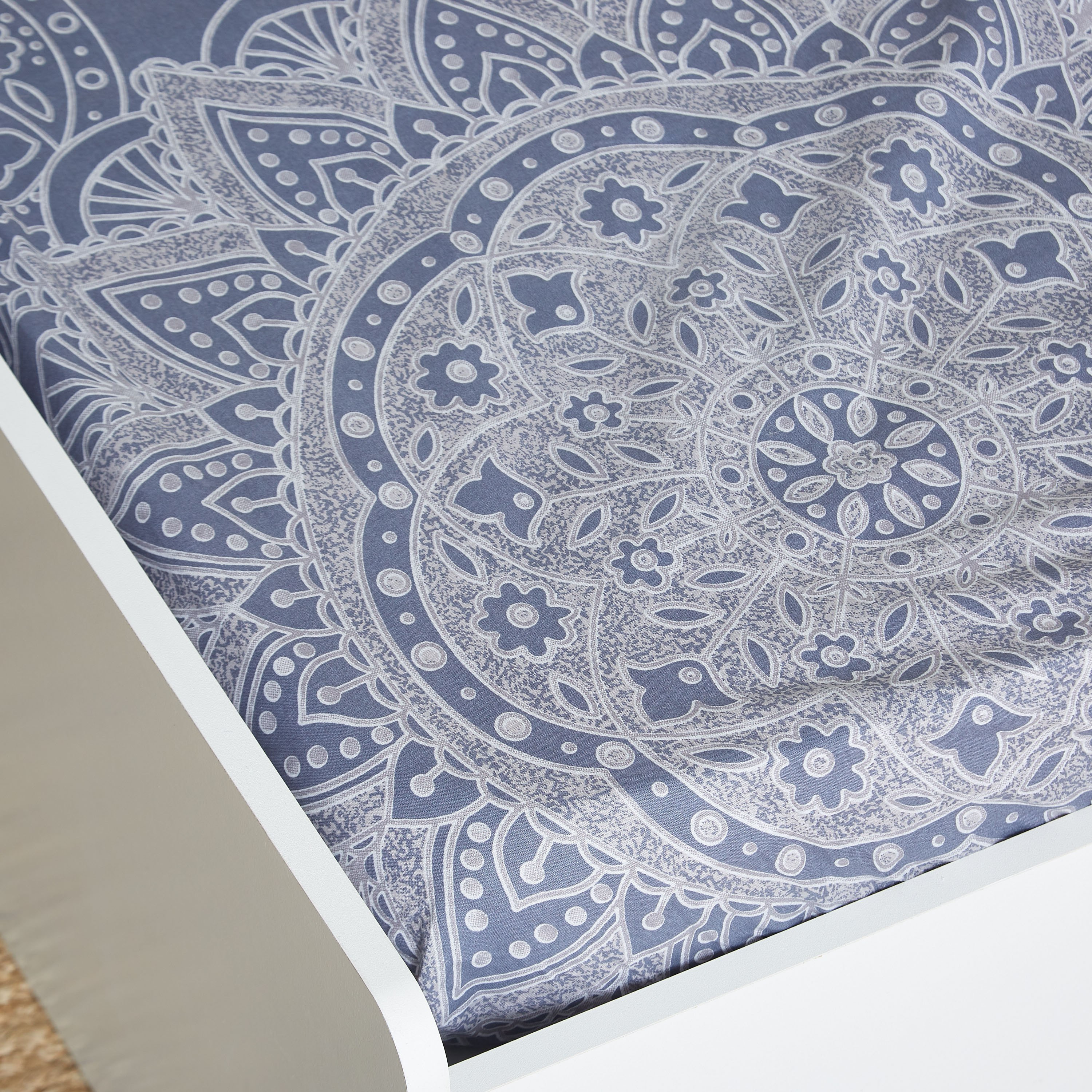 شرشف مطّاطي قطني فردي بطبعات منقوشة - 90x200 سم-hbxhomeware-hbxbedroom-image-3