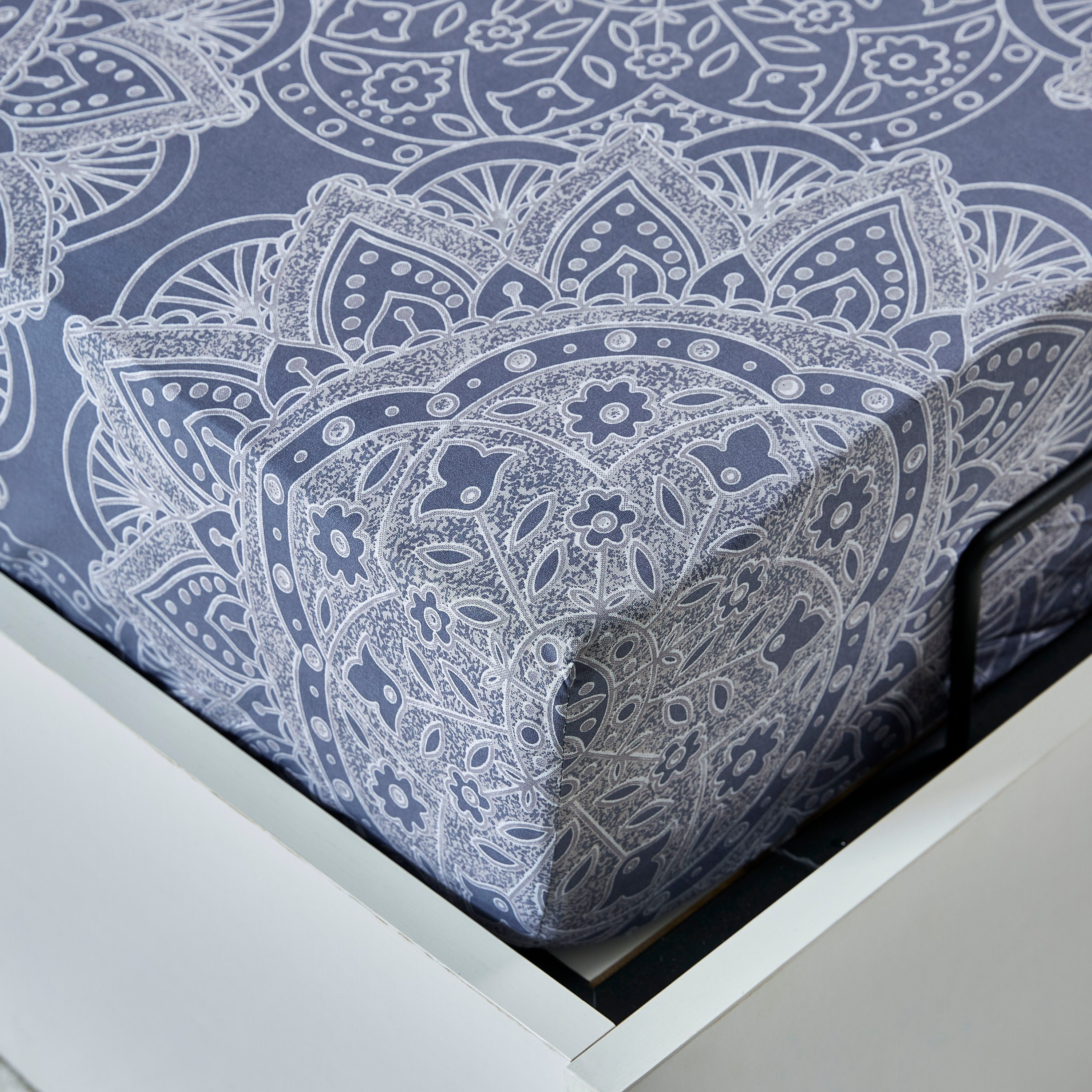 شرشف مطّاطي كوين قطني بطبعات منقوشة - 150X200 سم-hbxhomeware-hbxbedroom-image-4