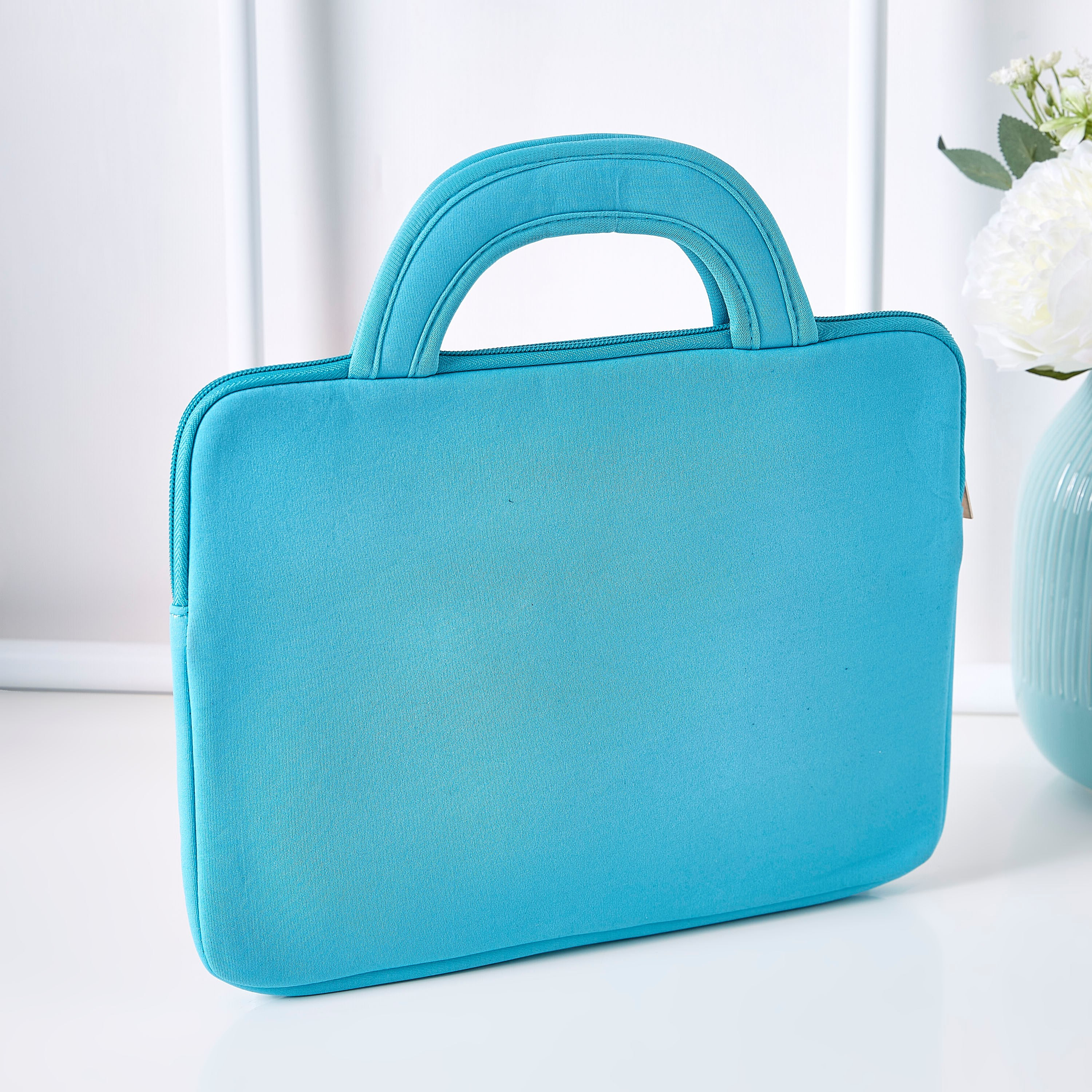 حقيبة آيباد بمقبض وبطبعات فروزن- 30 × 22 سم-hbxhomeware-hbxkidsandyouth-image-2