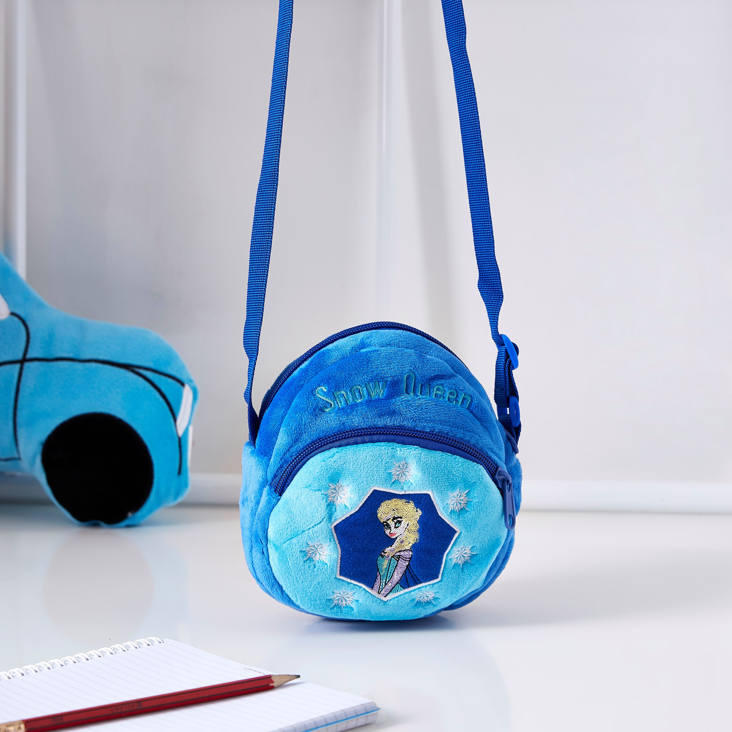 شنطة كتف مخملية فروزن-hbxkidsandyouth-playroom-stationery-image-1