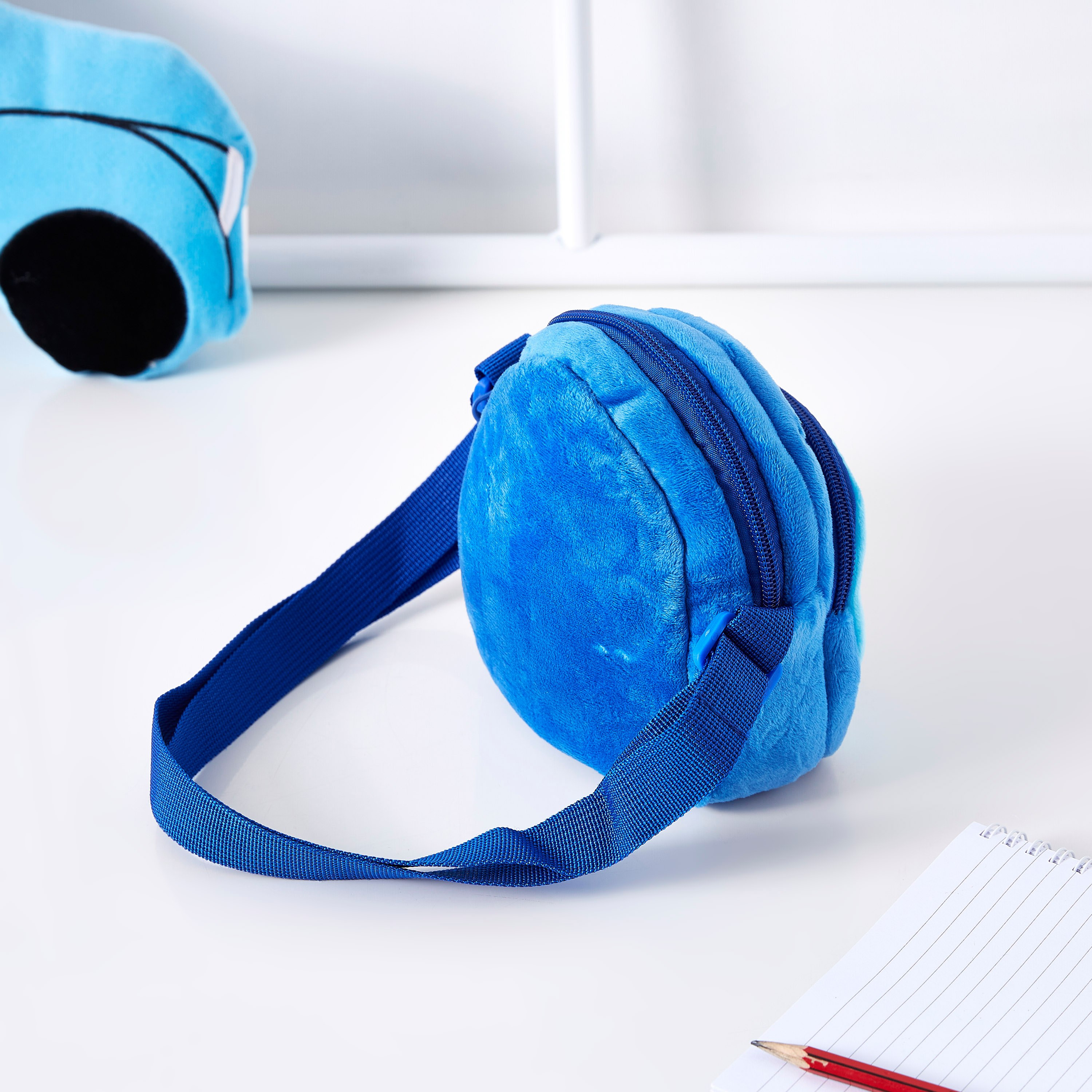 شنطة كتف مخملية فروزن-hbxkidsandyouth-playroom-stationery-image-2