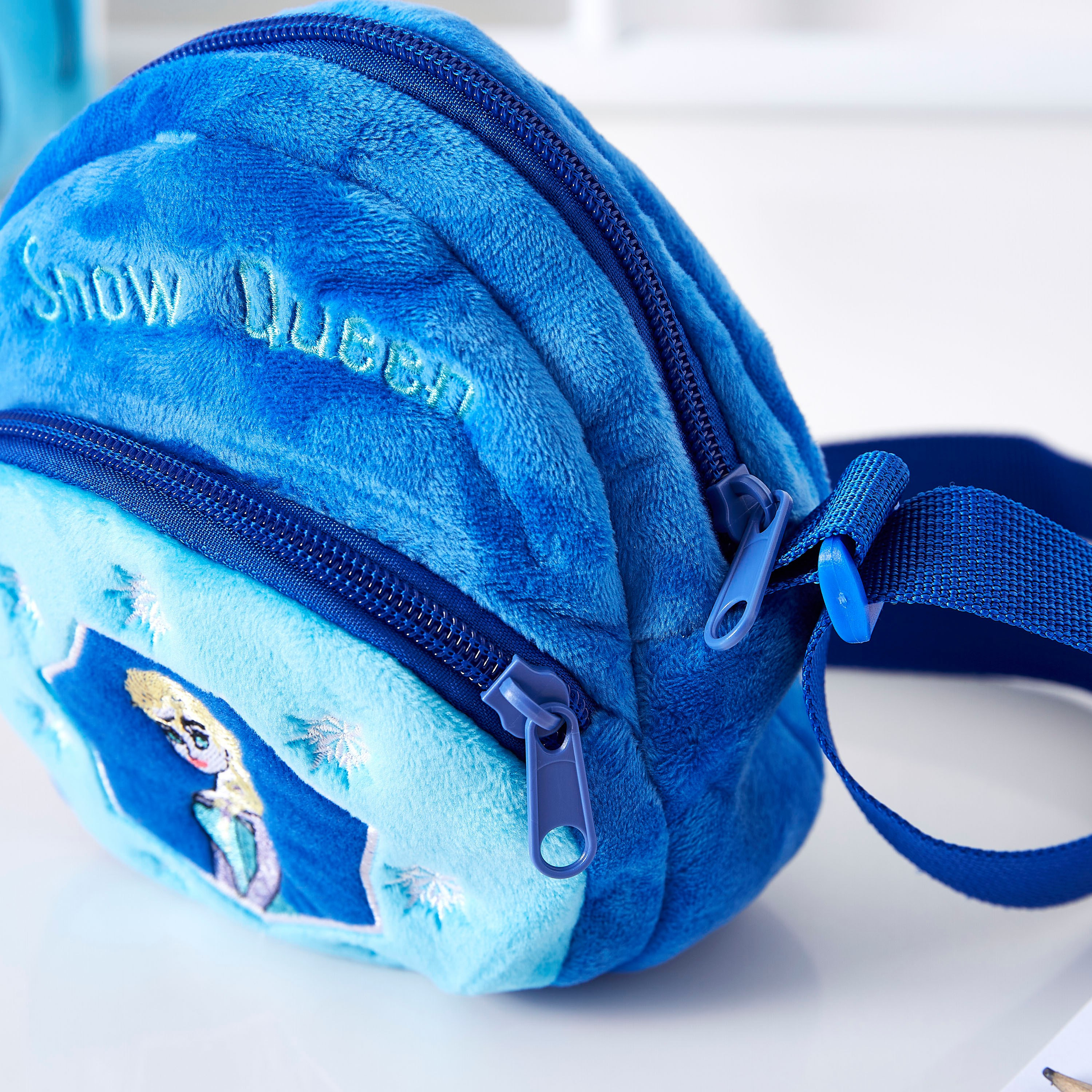 شنطة كتف مخملية فروزن-hbxkidsandyouth-playroom-stationery-image-3
