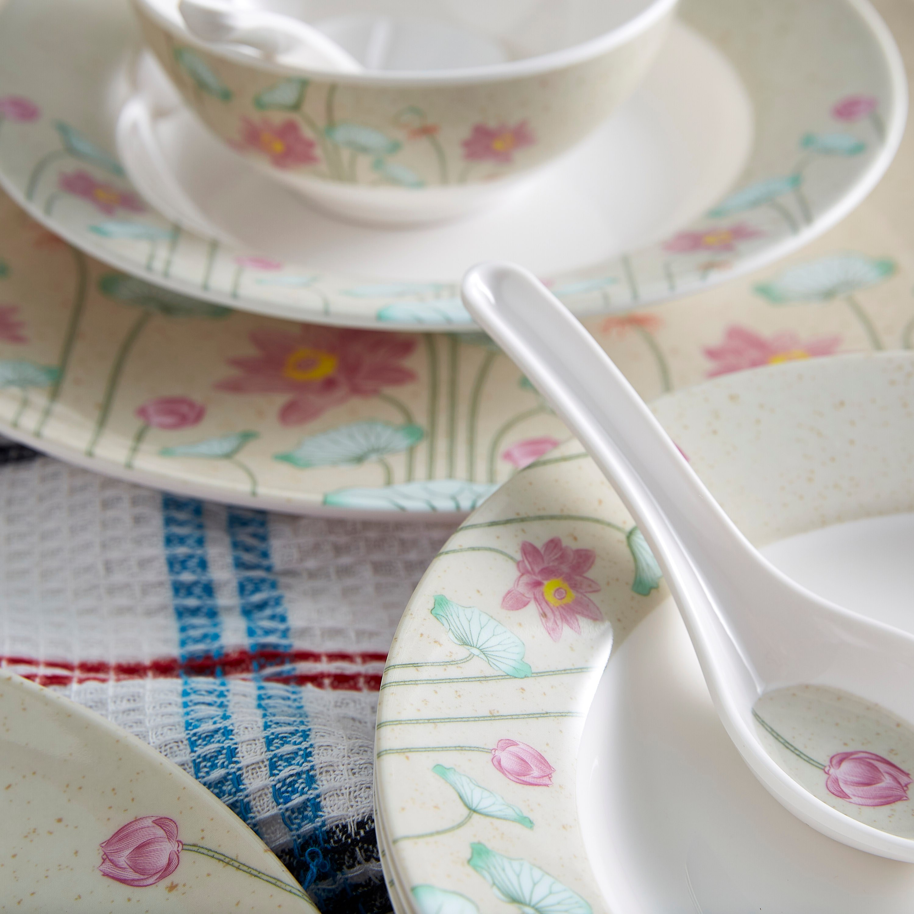 طقم مستلزمات مائدة بتصميم أزهار اللّوتس من فيستيف - 20 قطعة-hbxhomeware-hbxkitchen-image-7