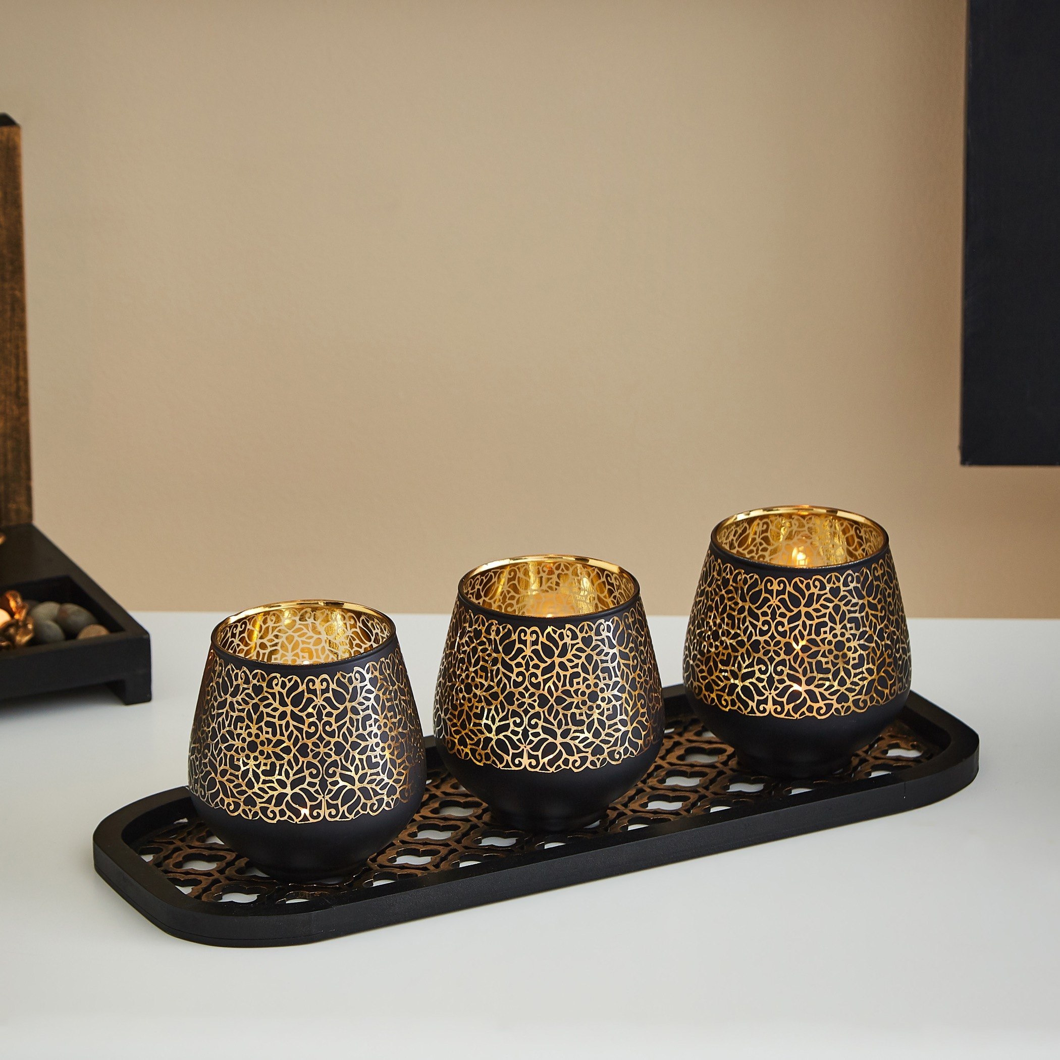 طقم حامل شموع فوتيف زجاجي متموّج مع صينيّة من مينيرفا - 3 قطع-hbxlivingroom-decorandaccessories-candleholders-image-1