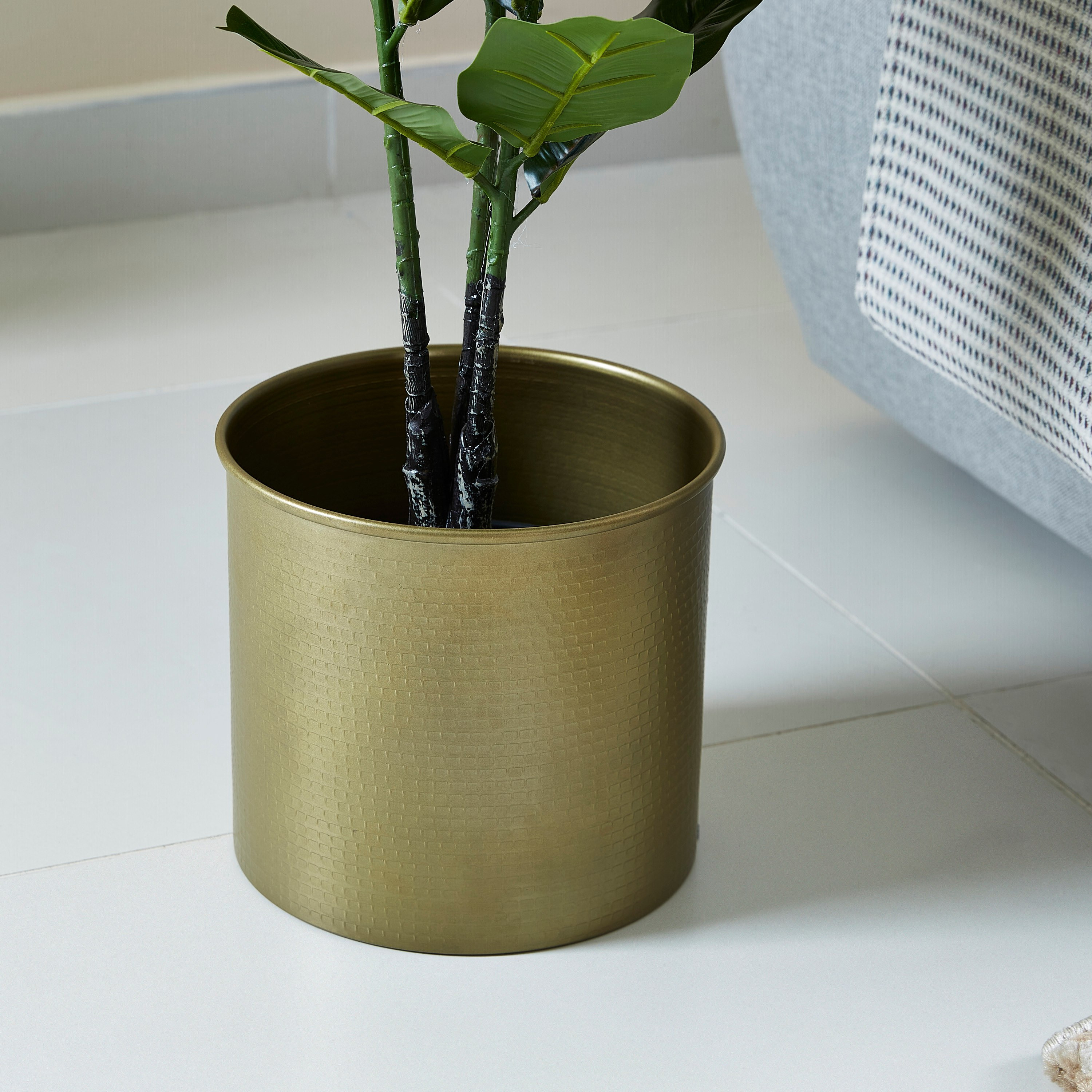 آنية زرع معدنية مطروقة من هانا - 29 × 30 سم-hbxhomeware-hbxdecorandfurnishings-image-1