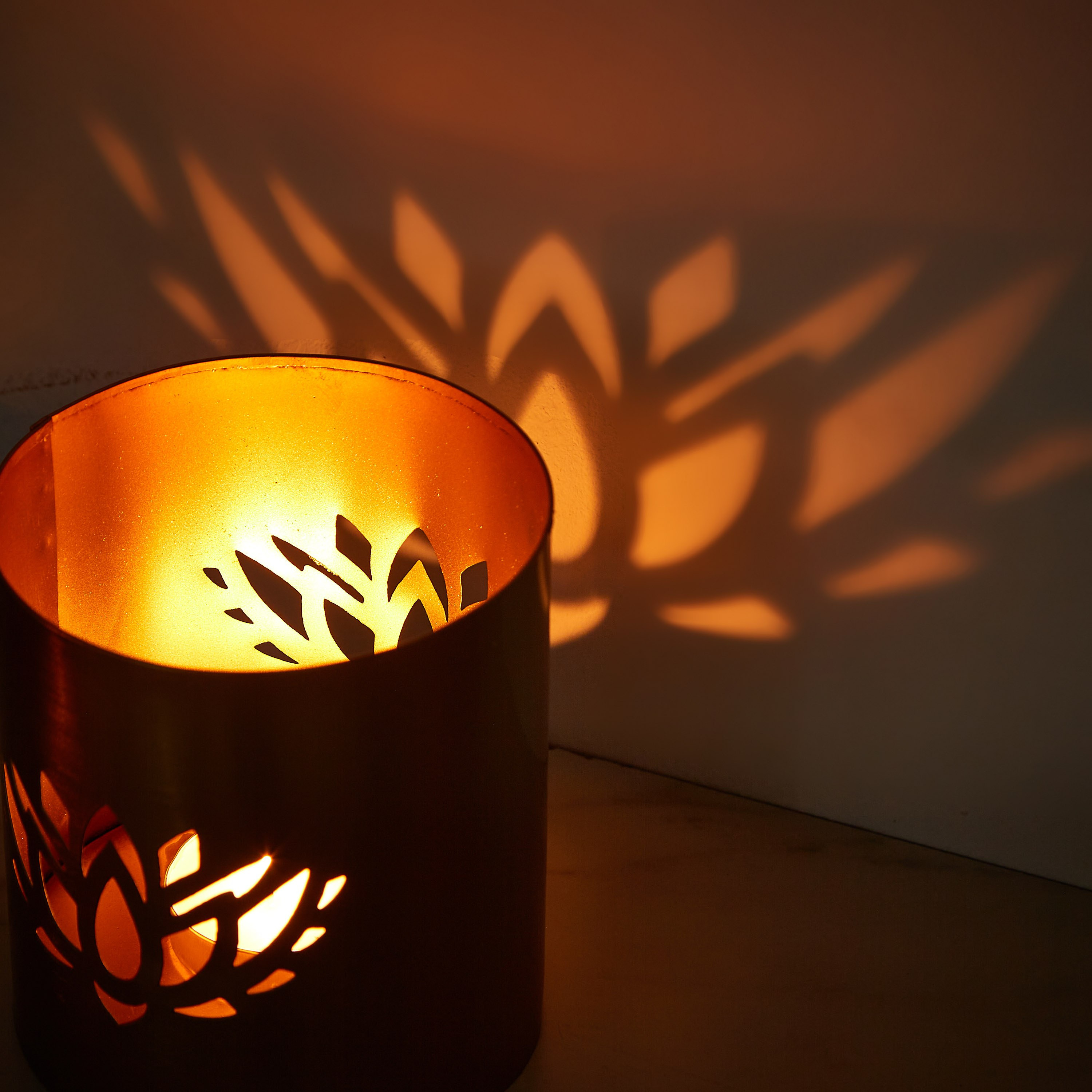 حامل شموع صغير معدني بتصميم أزهار اللّوتس من ميرا - 10 سم-hbxlivingroom-decorandaccessories-candleholders-image-4