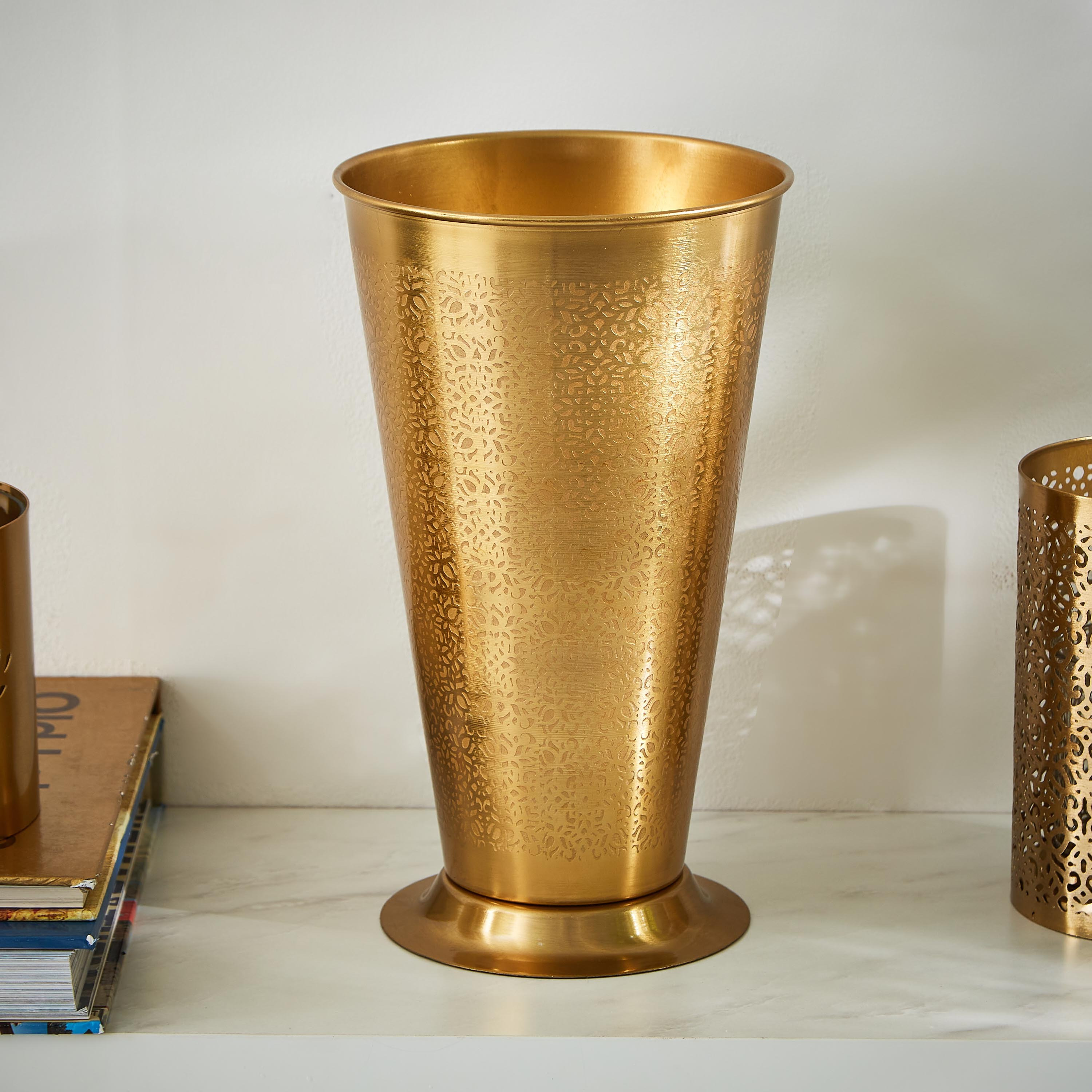 مزهرية معدنية محفورة من ميرا-hbxbedroom-decorandaccessories-vases-image-1
