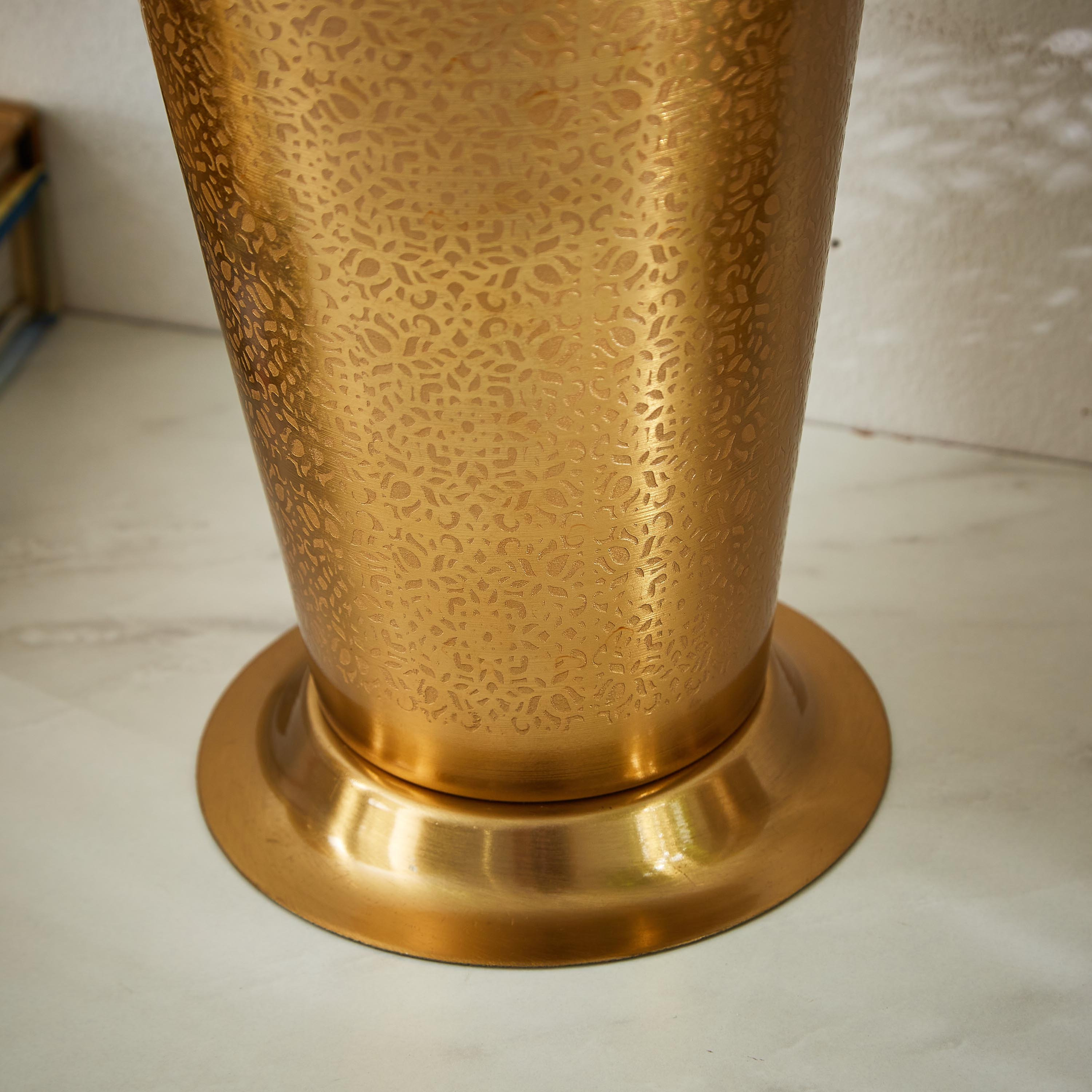 مزهرية معدنية محفورة من ميرا-hbxbedroom-decorandaccessories-vases-image-2