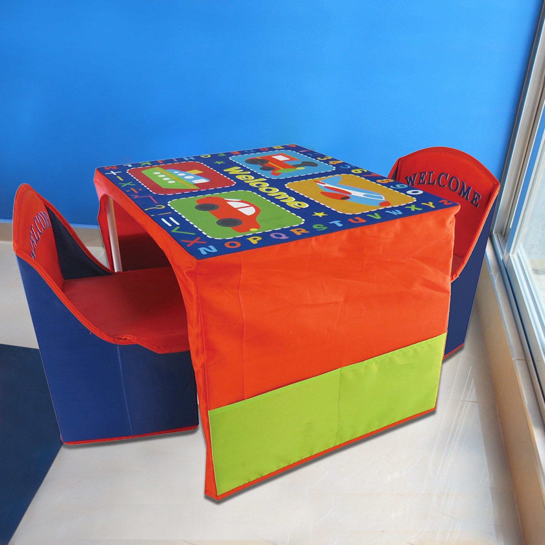 مكتب قابل للطي مع كرسيّين بطبعات سيارة من جوي-hbxkidsandyouth-playroom-stationery-image-1