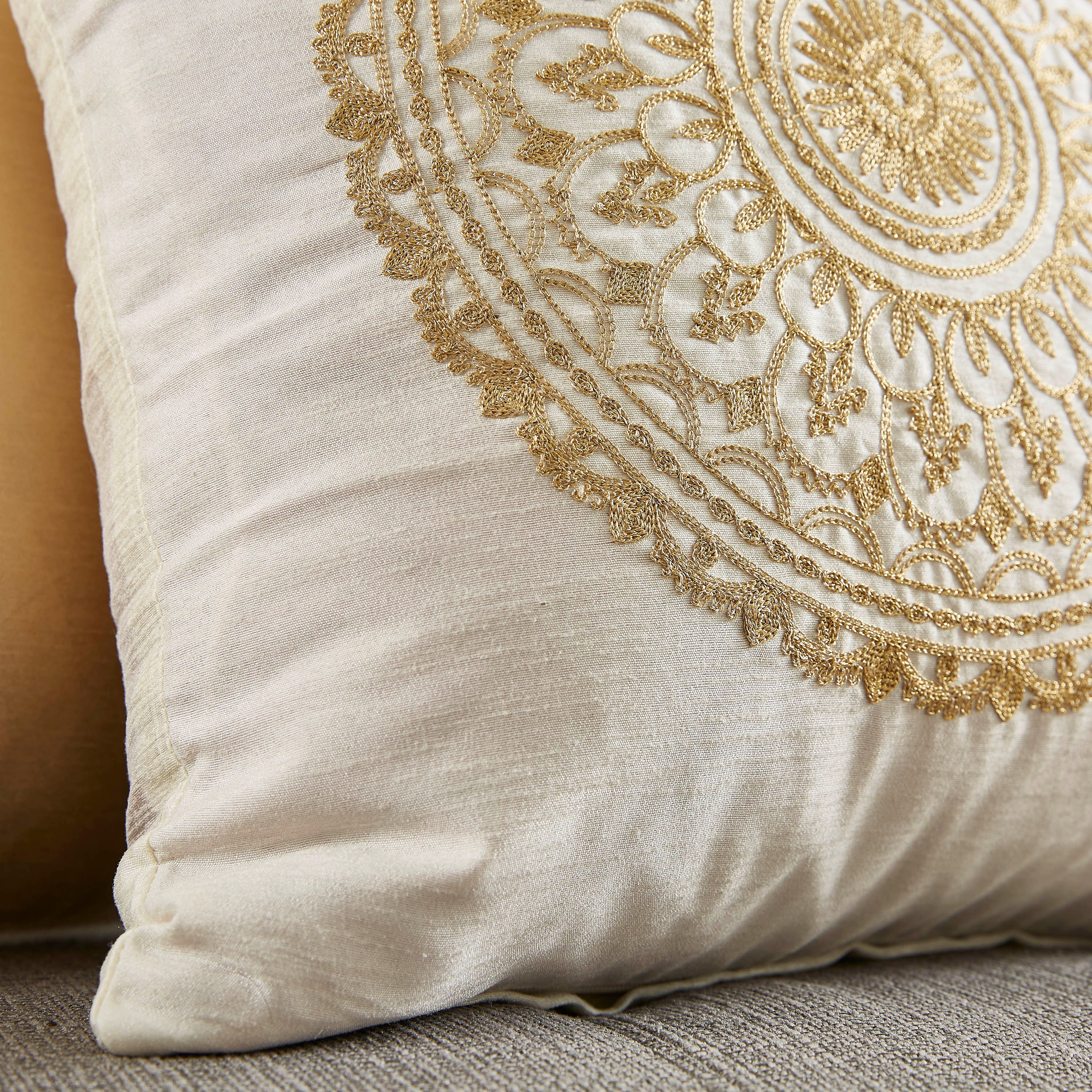 غطاء وسادة مطرّز من دوبيوني - 40x40 سم-hbxhomeware-cushionsandcovers-cushioncovers-image-2