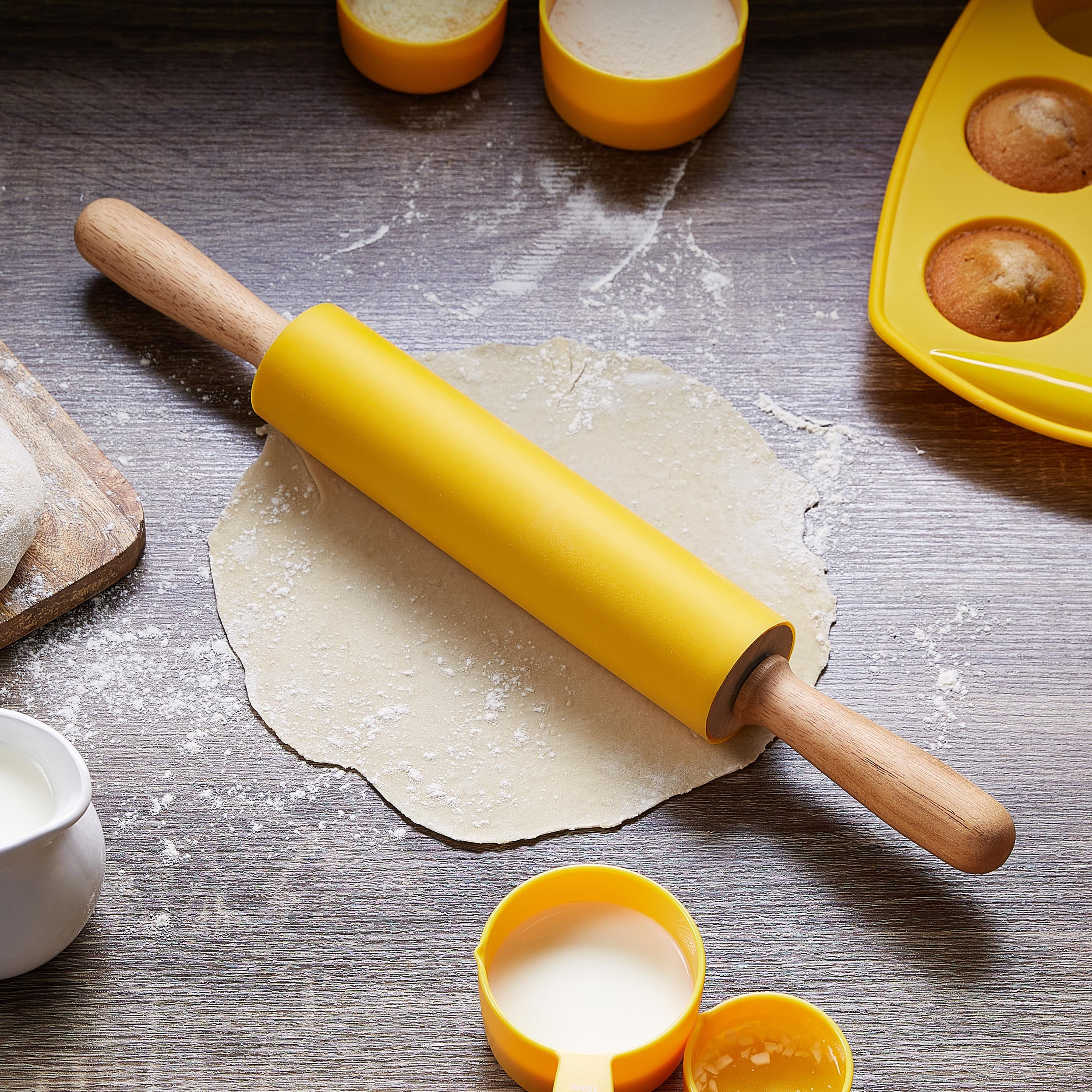 مرقاق عجين سيليكون بمقبض خشبي-hbxhomeware-hbxkitchen-image-1