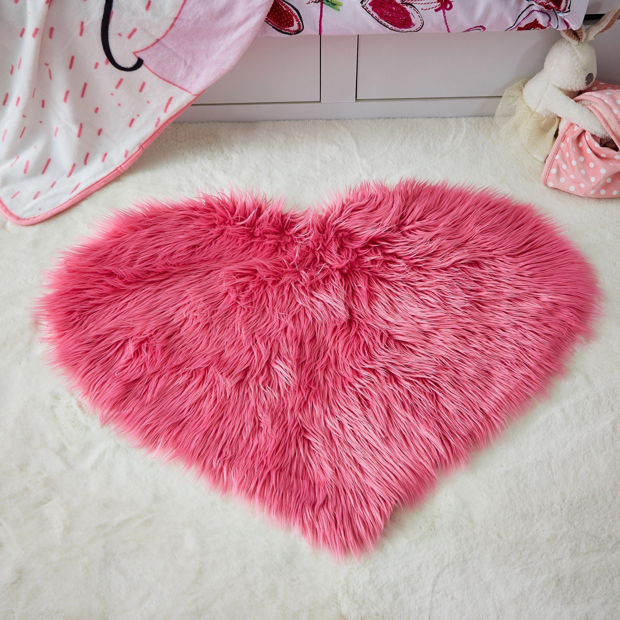 سجادة فرو صناعي على شكل قلب - 70x90 سم-hbxhomeware-hbxkidsandyouth-image-1