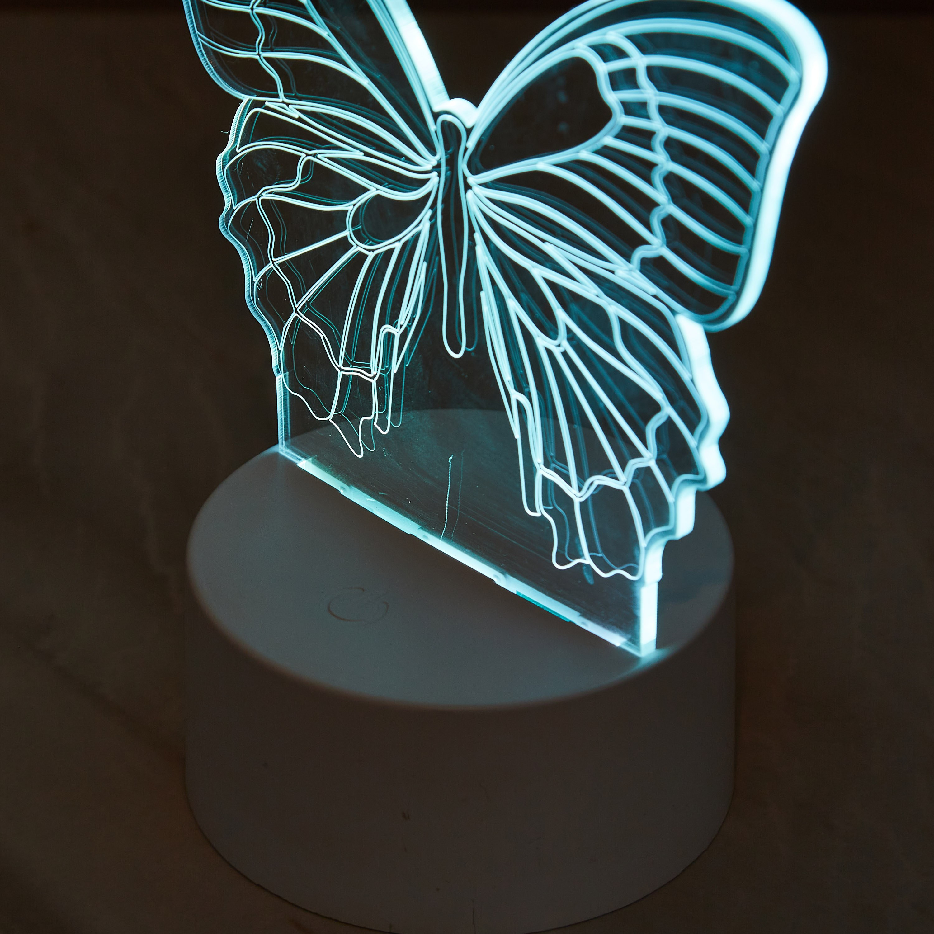 ديكور بإضاءة إل إي دي على شكل فراشة - 8.5x8.5x16 سم-hbxhomeware-hbxkidsandyouth-image-4