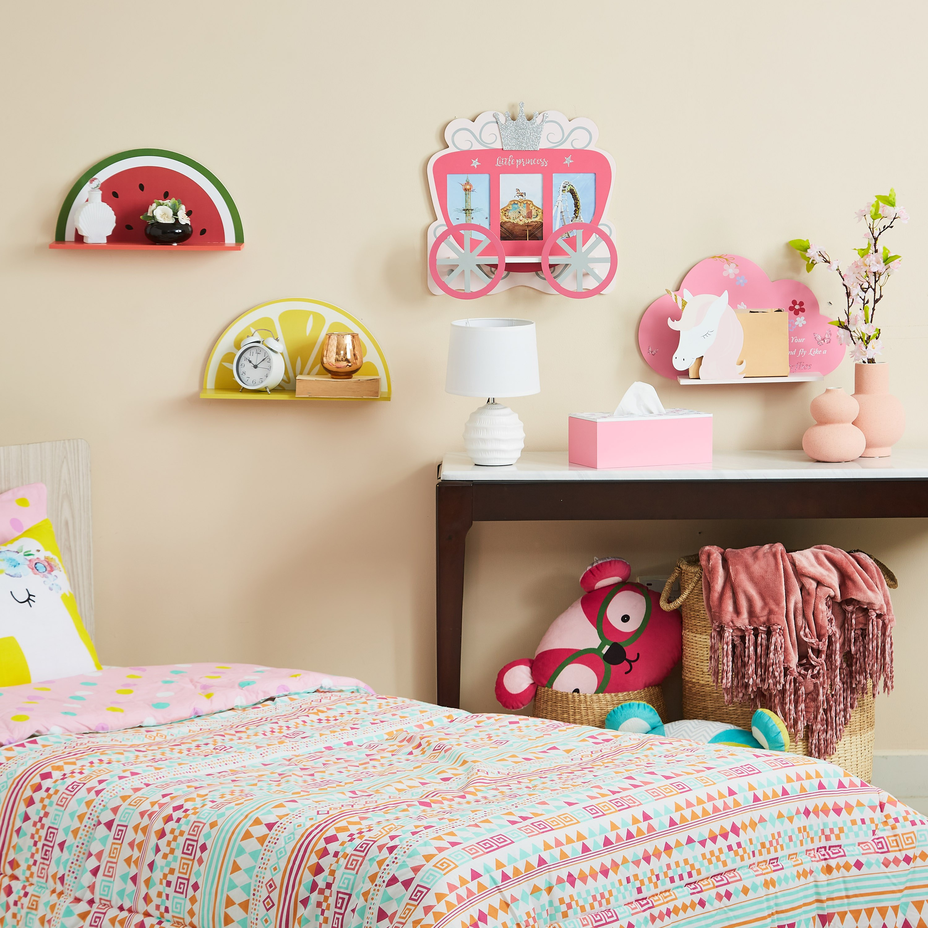 رف جداري مع إطار للصور من تشاريوت - 40x40x11 سم-hbxkidsandyouth-walldecor-photoframes-image-4