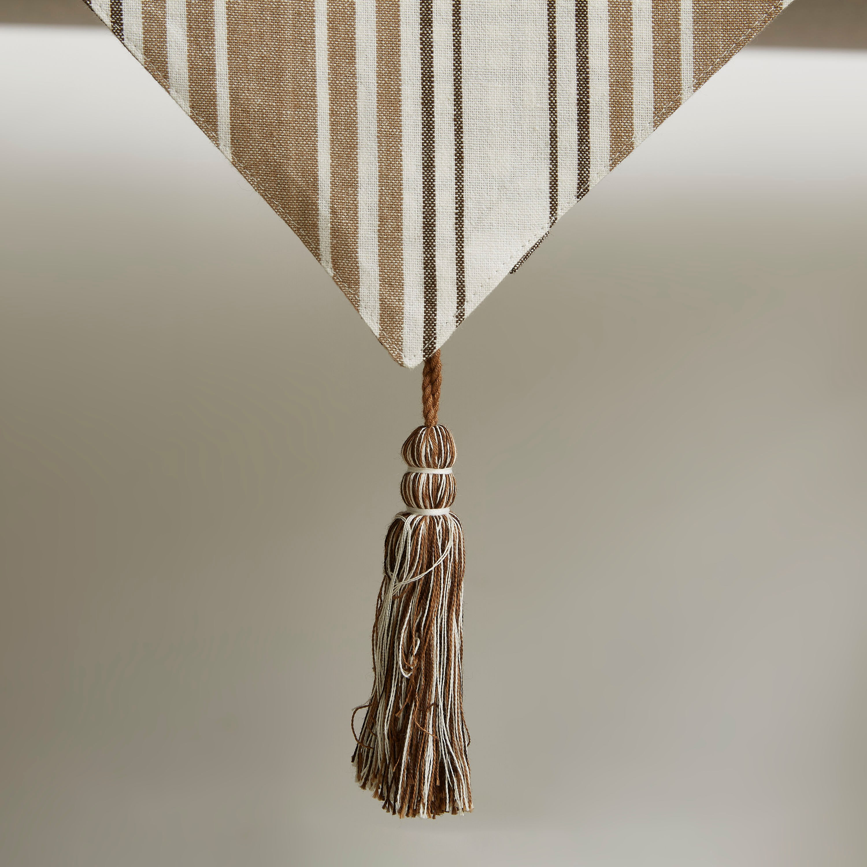 مفرش طاولة قطني بخيط مصبوغ مخطط وقابل للاستخدام على الوجهين من آشر-hbxdecorandfurnishings-homefurnishings-tablelinens-image-5