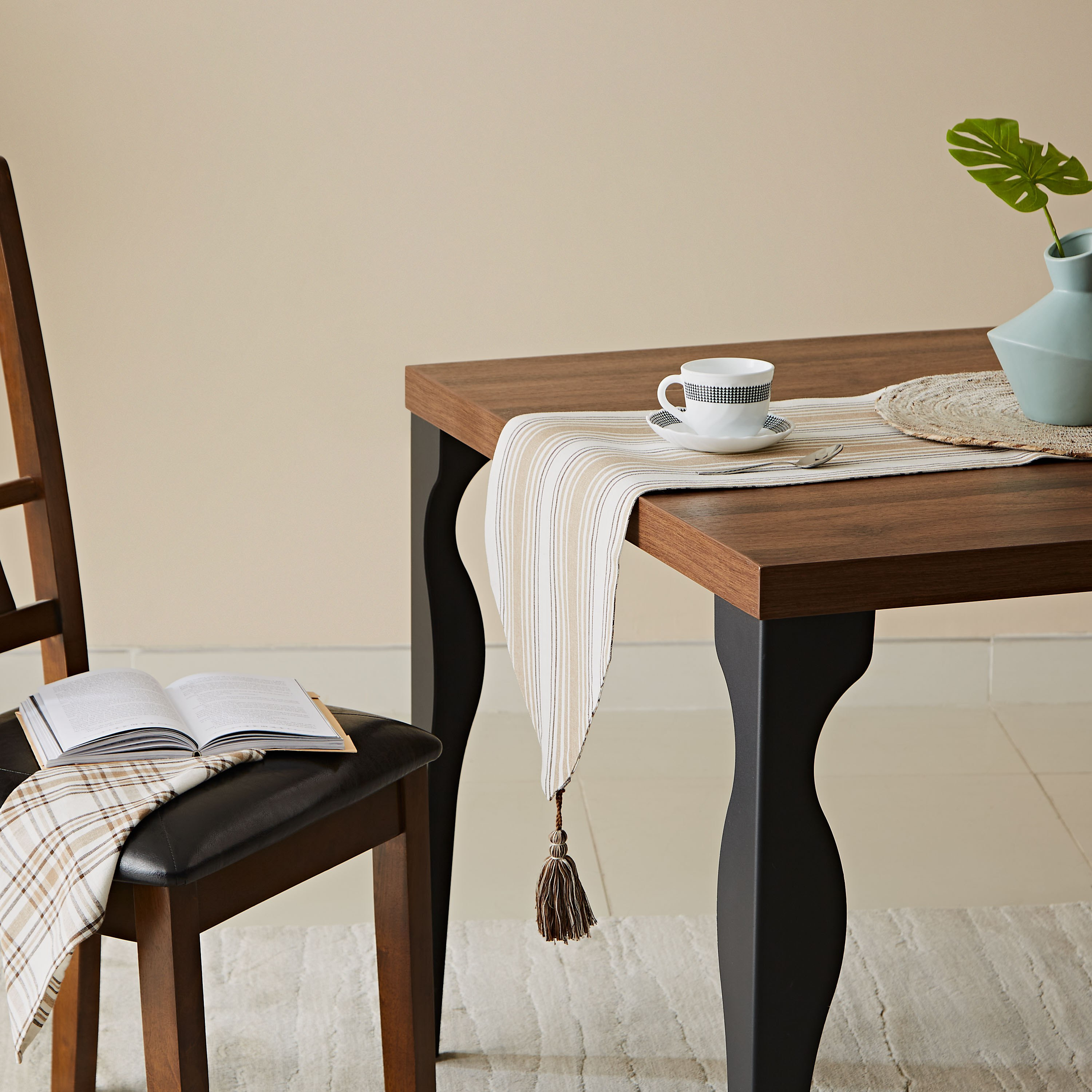 غطاء طاولة قابل للانعكاس من القطن المصبوغ بخيوط آشر - 33x180 سم-hbxdecorandfurnishings-homefurnishings-tablelinens-image-3