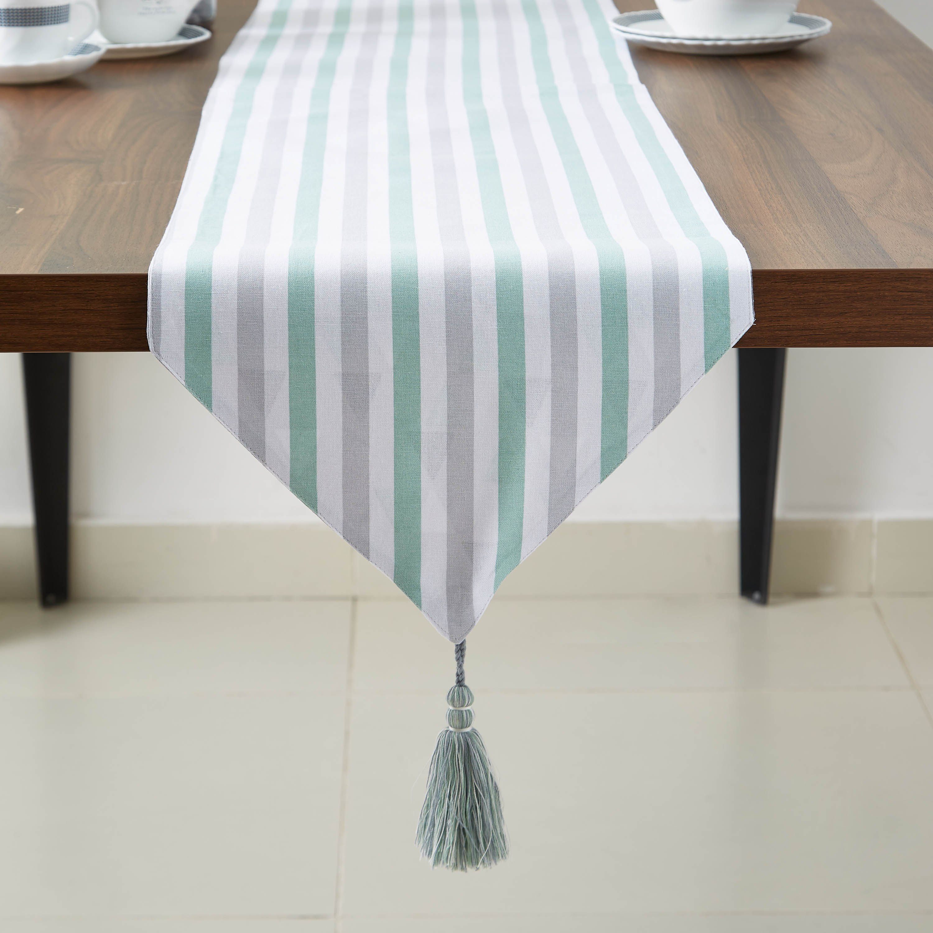 مفرش طاولة قطن قابل للاستخدام على الوجهين بطبعات من كاثلاين-hbxdecorandfurnishings-homefurnishings-tablelinens-image-1