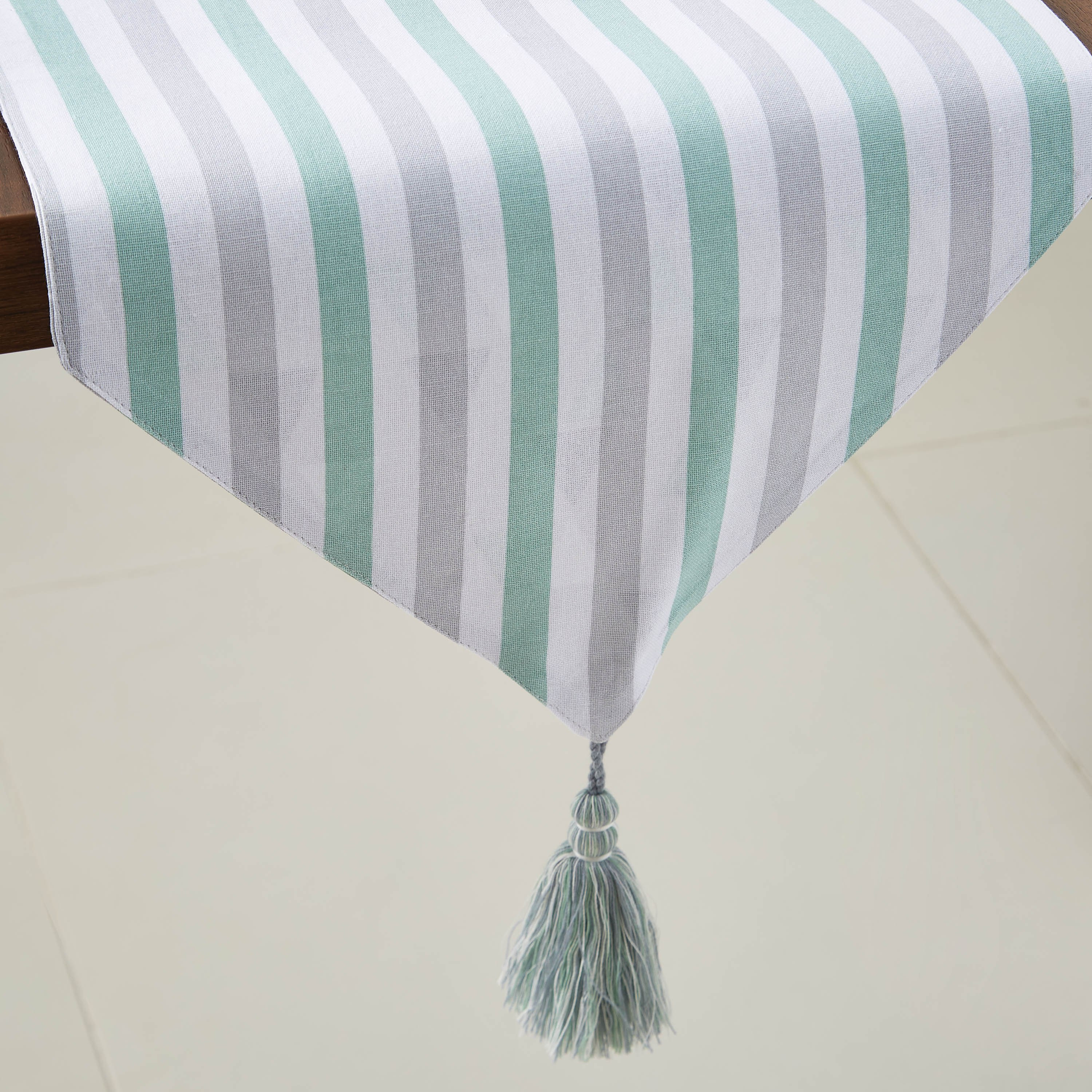 مفرش طاولة قطن قابل للاستخدام على الوجهين بطبعات من كاثلاين-hbxdecorandfurnishings-homefurnishings-tablelinens-image-2