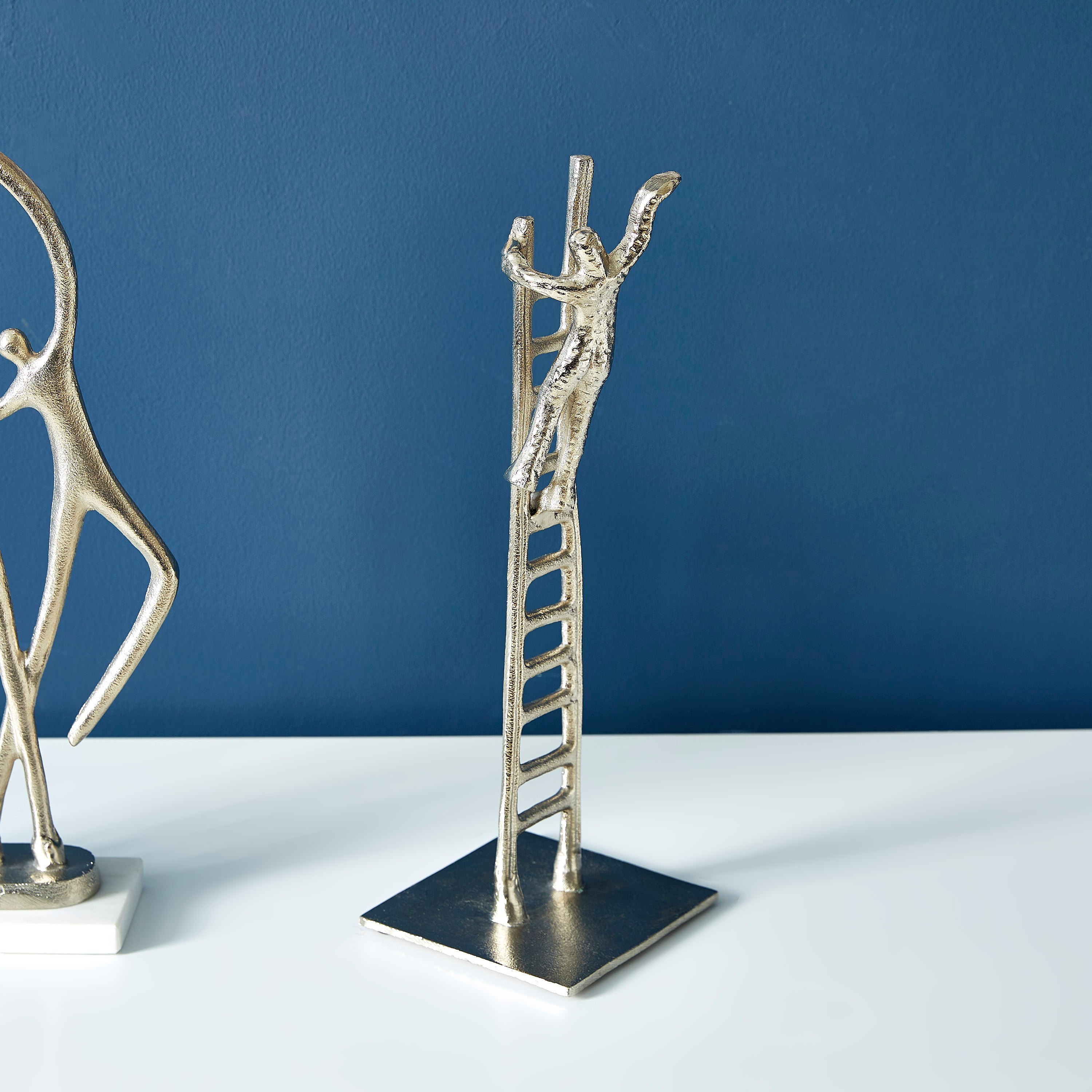 تمثال معدني رجل على قمة سلم من تريفيا-hbxhomeware-homedecor-figurinesandornaments-image-2