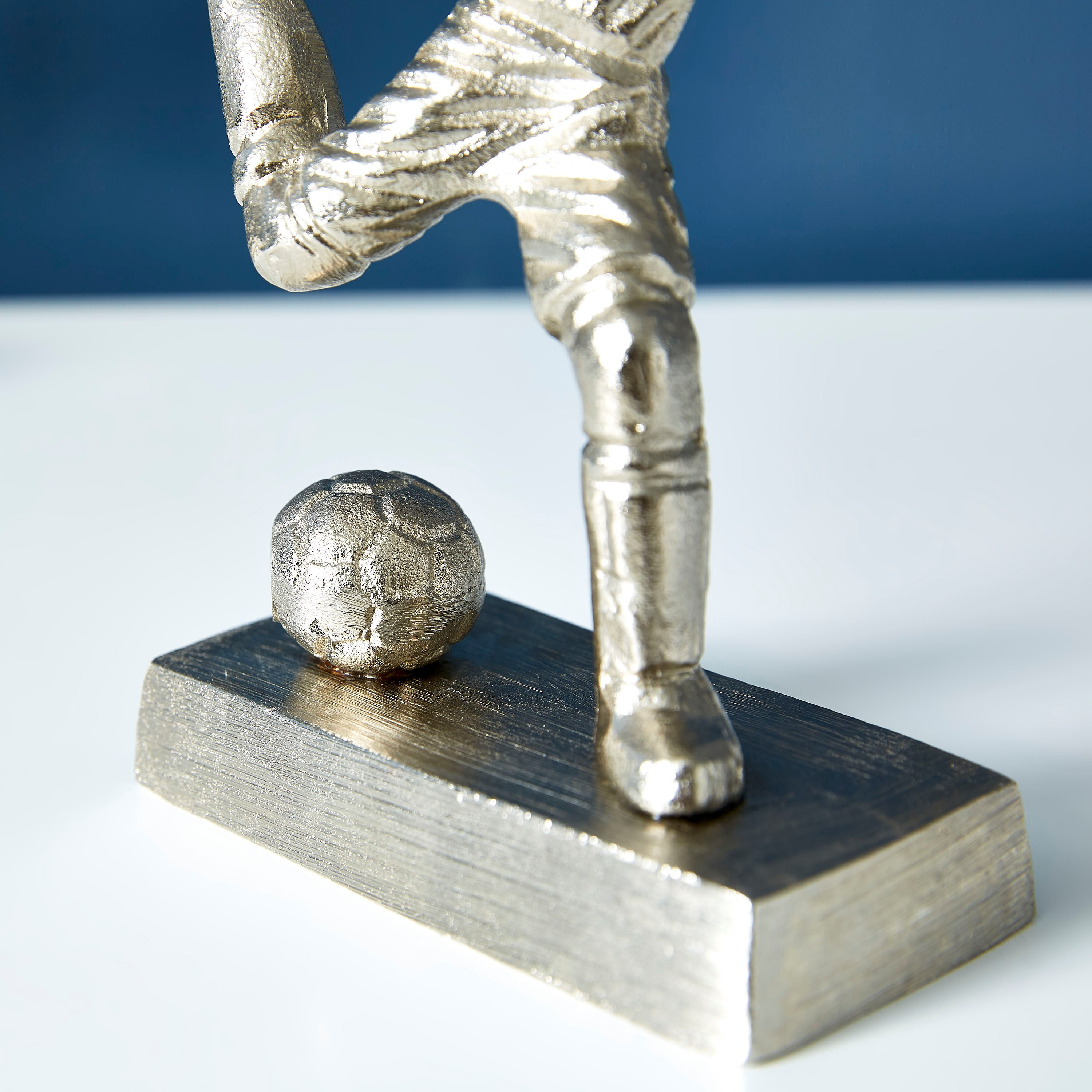 تمثال معدني ركلة التقدم من تريفيا-hbxhomeware-homedecor-figurinesandornaments-image-3
