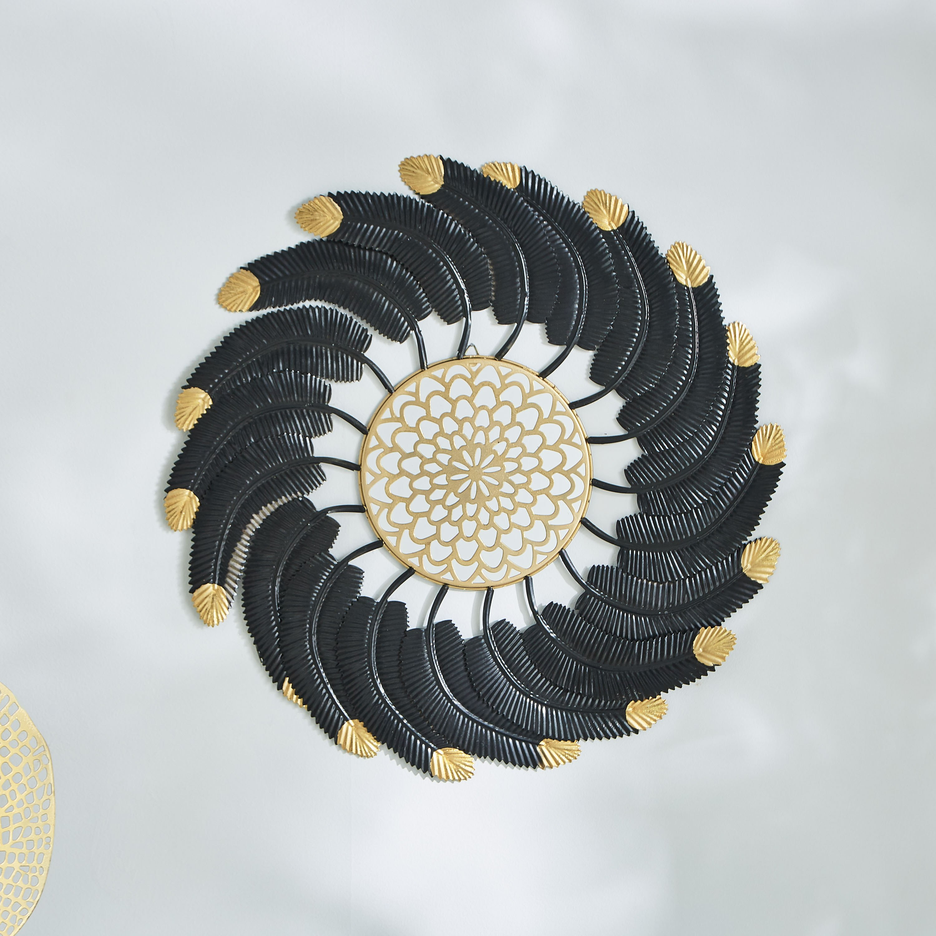 زينة حائط مستديرة بتصميم ريش معدني من لاتن - 57.5 سم-hbxdiningroom-walldecor-wallart-image-1