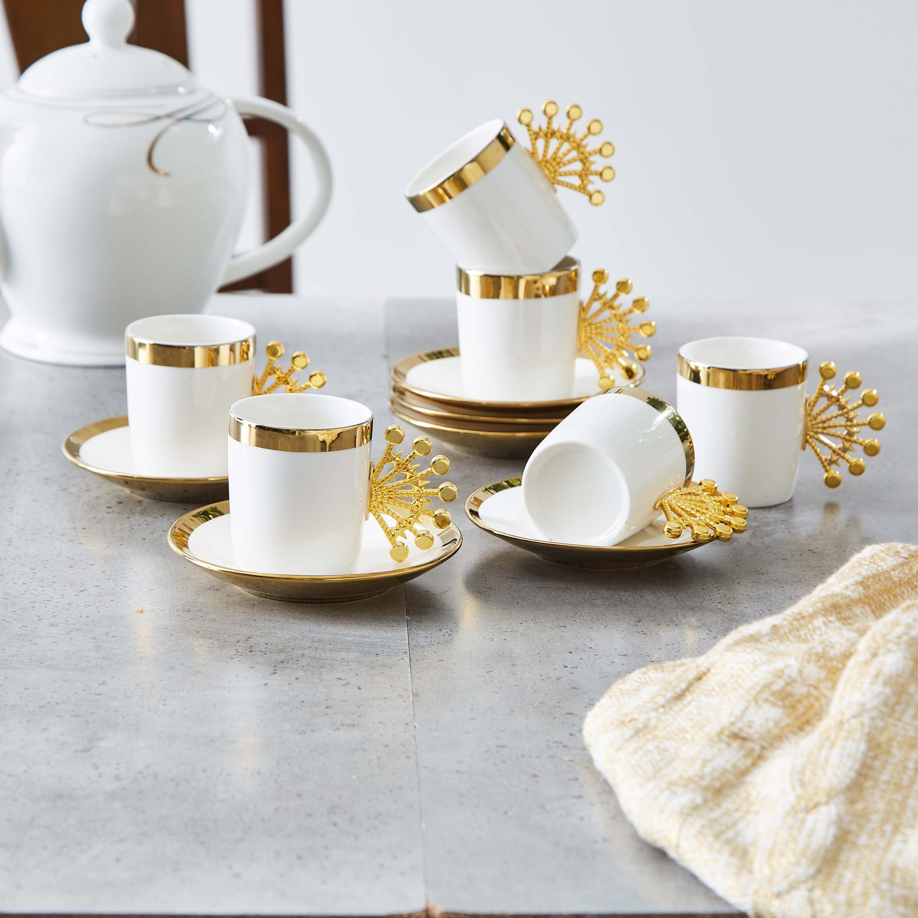 طقم فناجين وصحون بورسلين بتصميم ريش طاووس ذهبي من فيست - 12 قطعة-hbxhomeware-hbxkitchen-image-1
