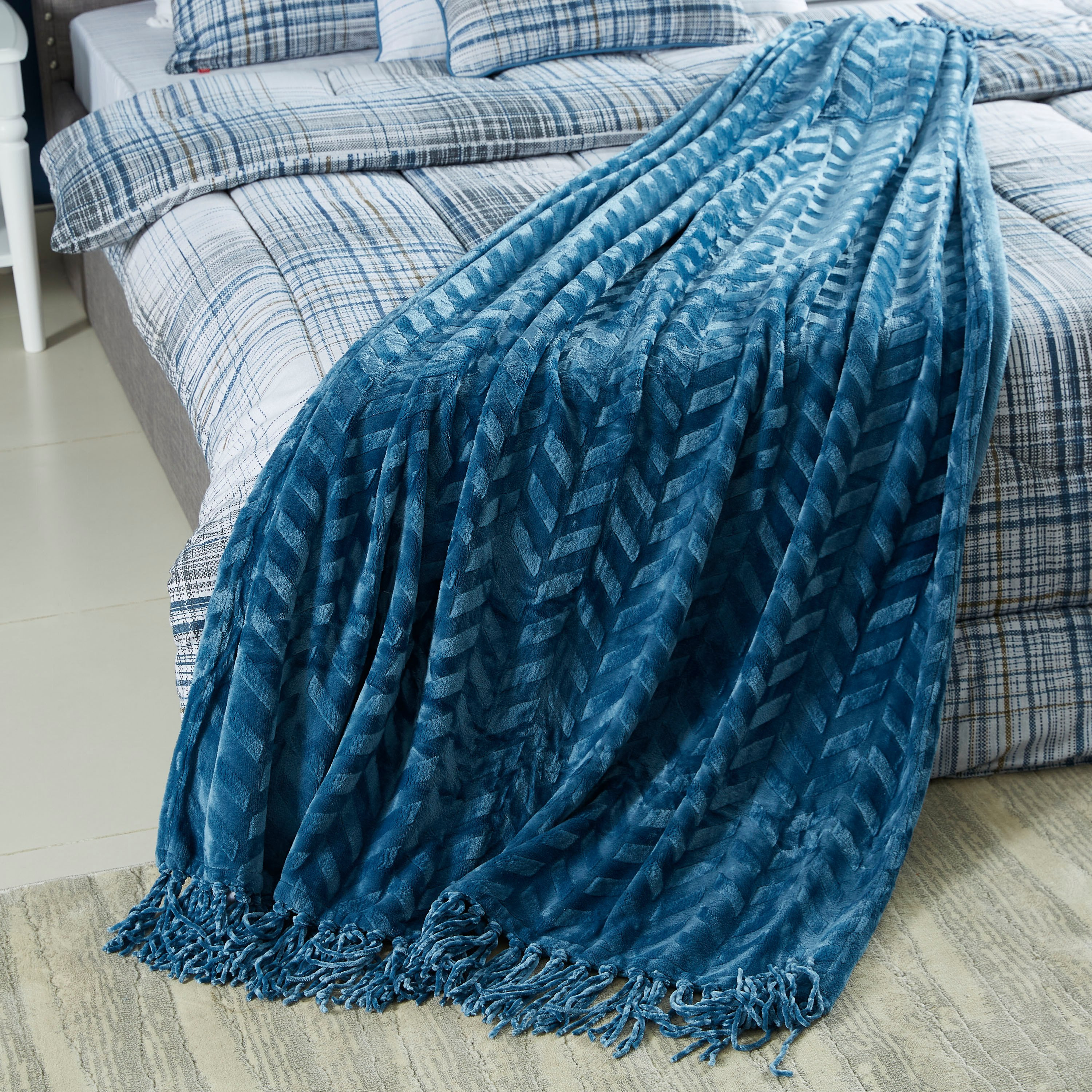 بطانية خفيفة فلانيل سادة منقوشة من هاوستون آلين - 130×180 سم-hbxhomeware-hbxbedroom-image-1