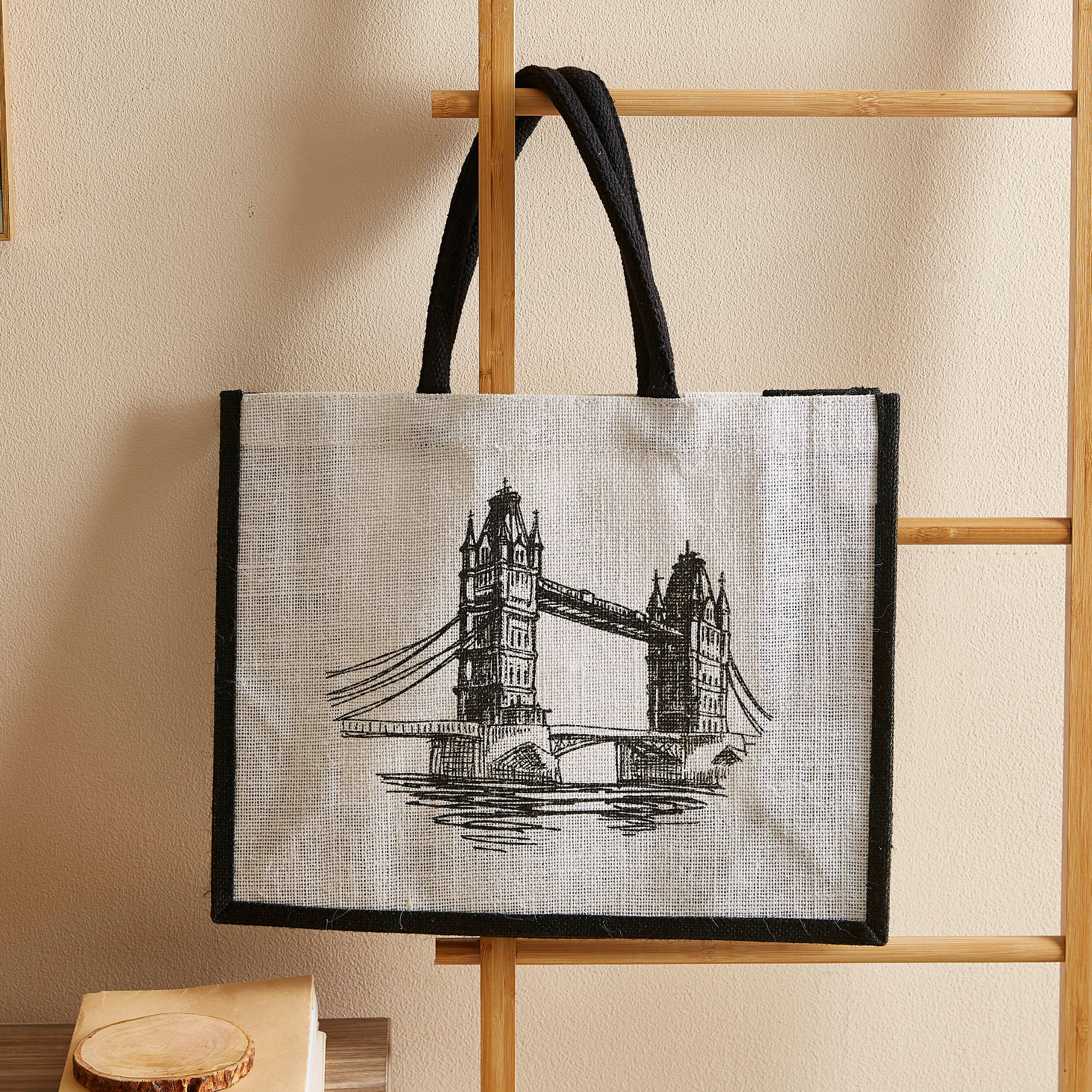 شنطة تسوّق جوت بطبعات جسر من إليستريتد - 46x15x38 سم-hbxhomeware-hbxkitchen-image-2